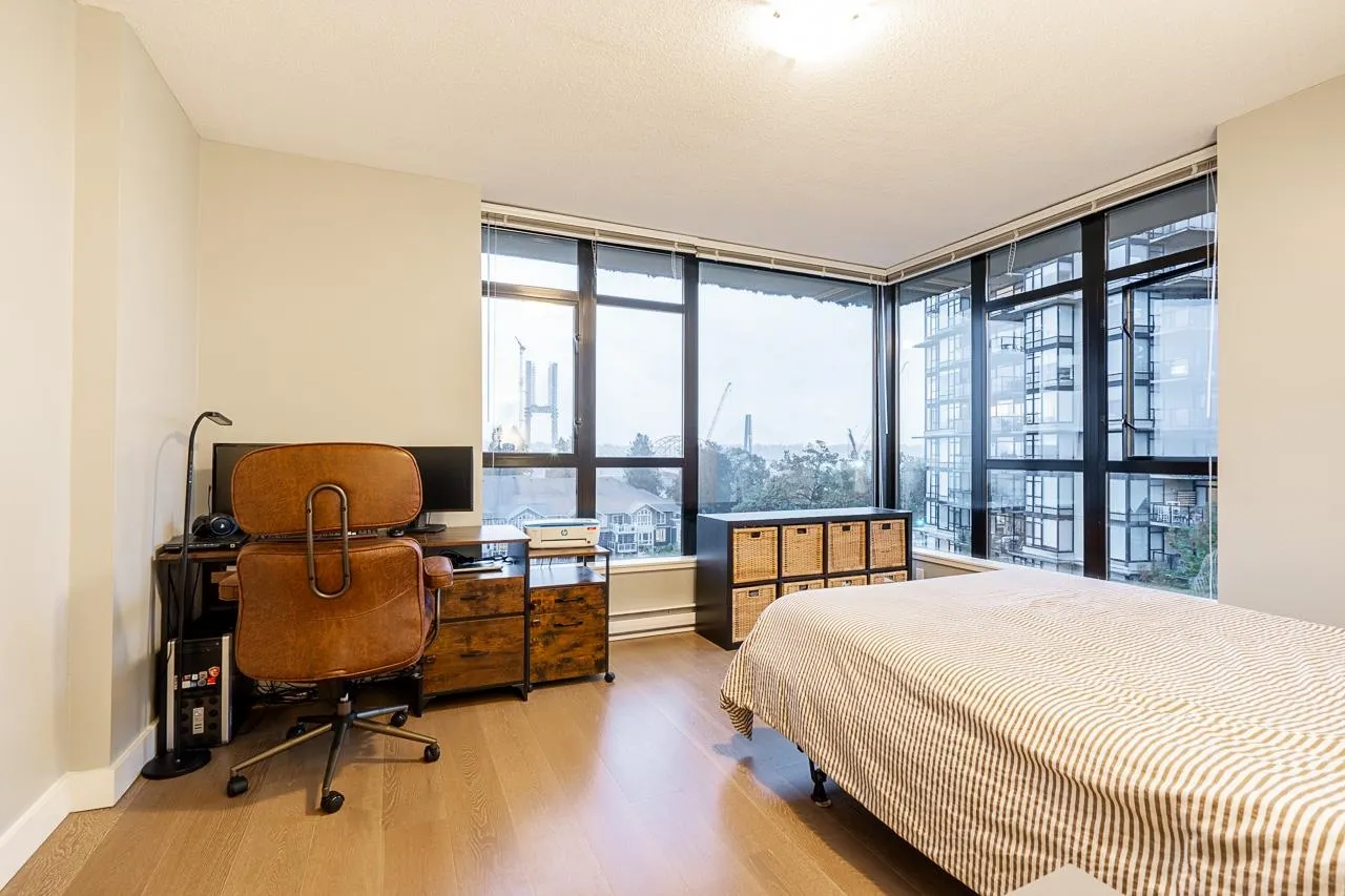 702 15 E Royal Avenue