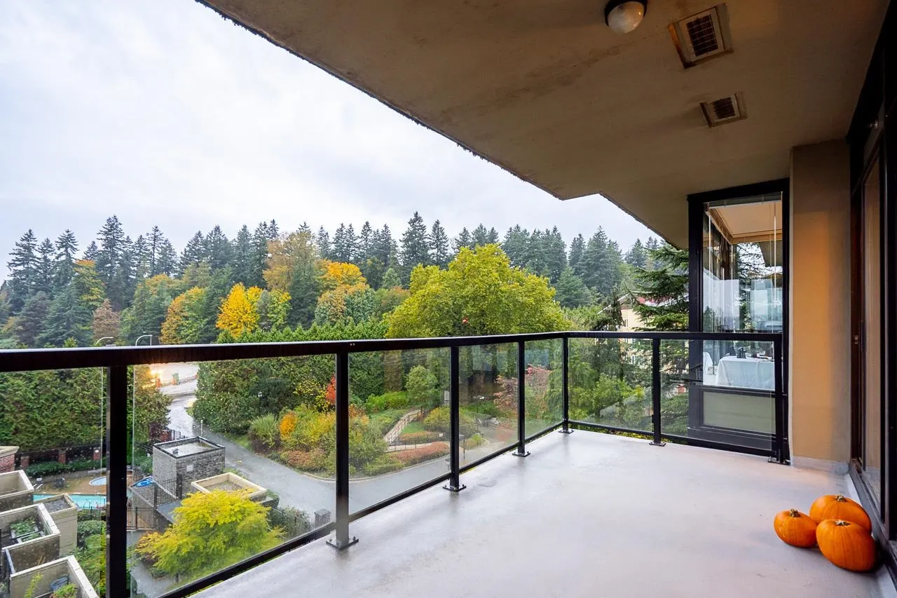 702 15 E Royal Avenue