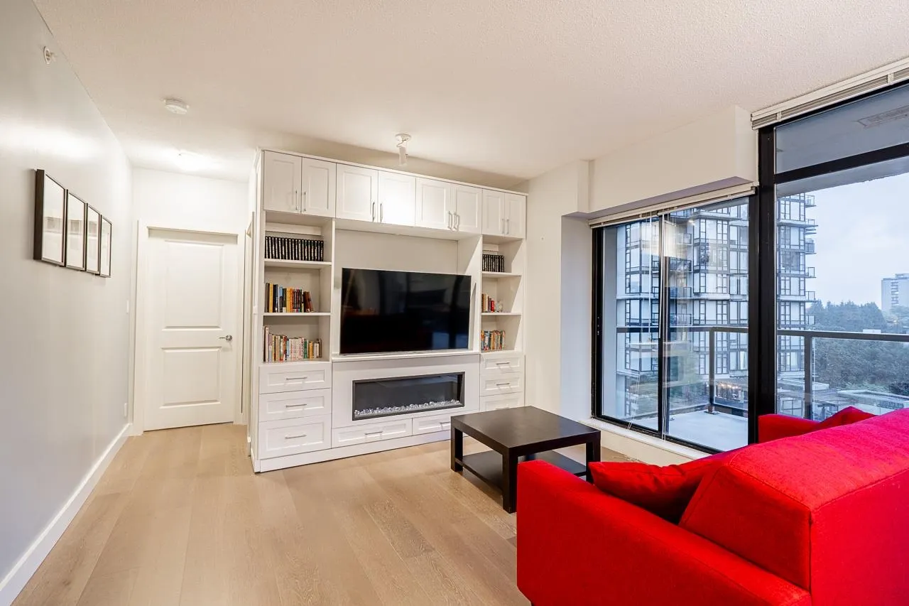 702 15 E Royal Avenue