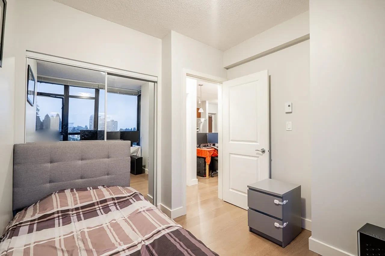 702 15 E Royal Avenue