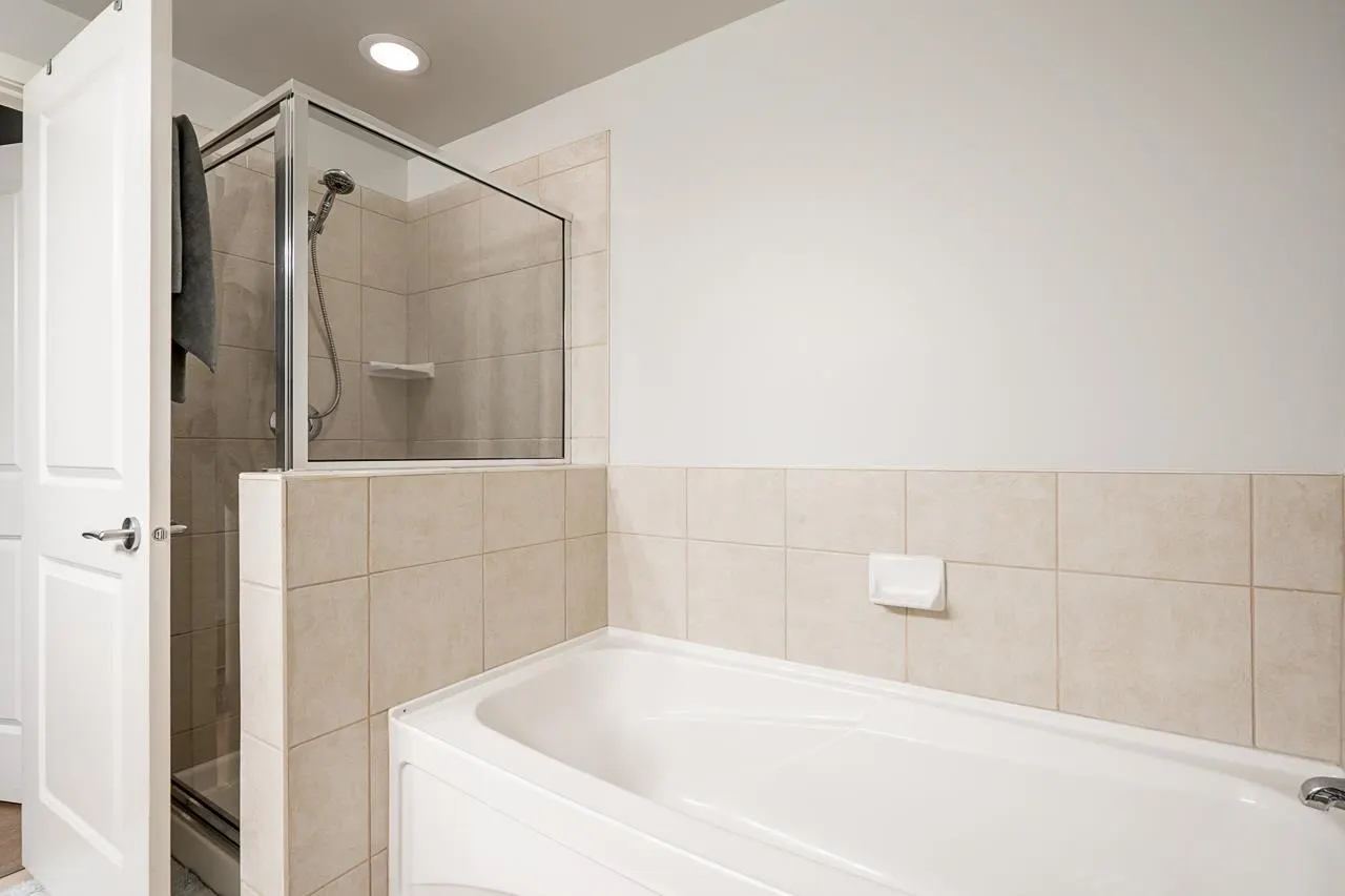 702 15 E Royal Avenue