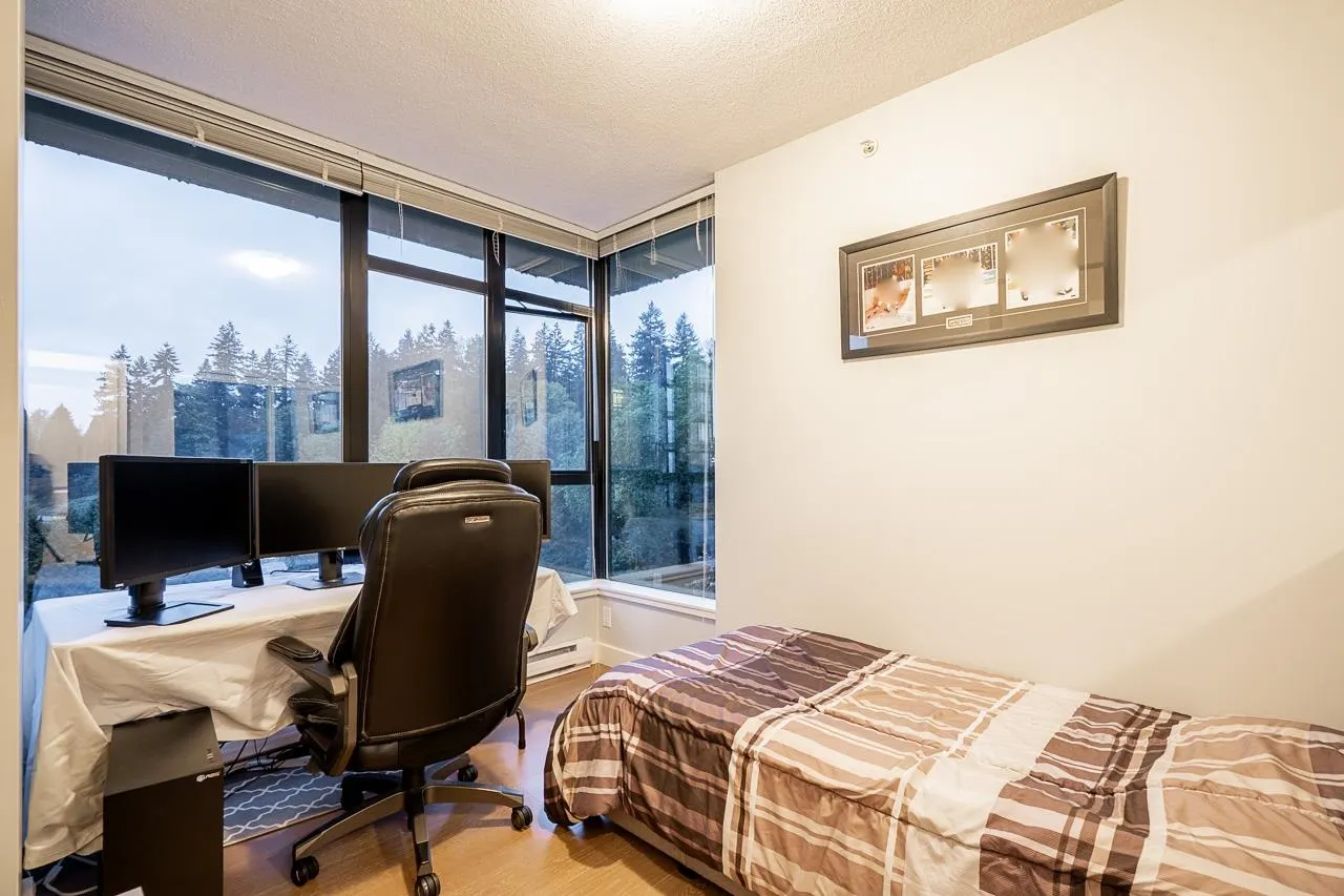 702 15 E Royal Avenue