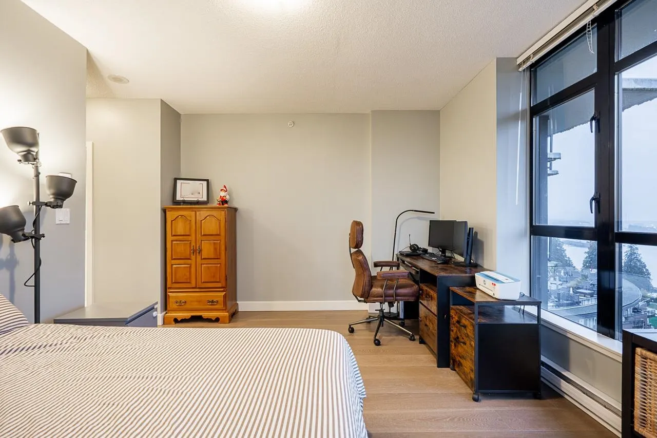 702 15 E Royal Avenue