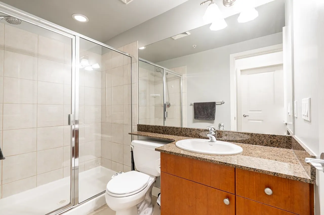 702 15 E Royal Avenue