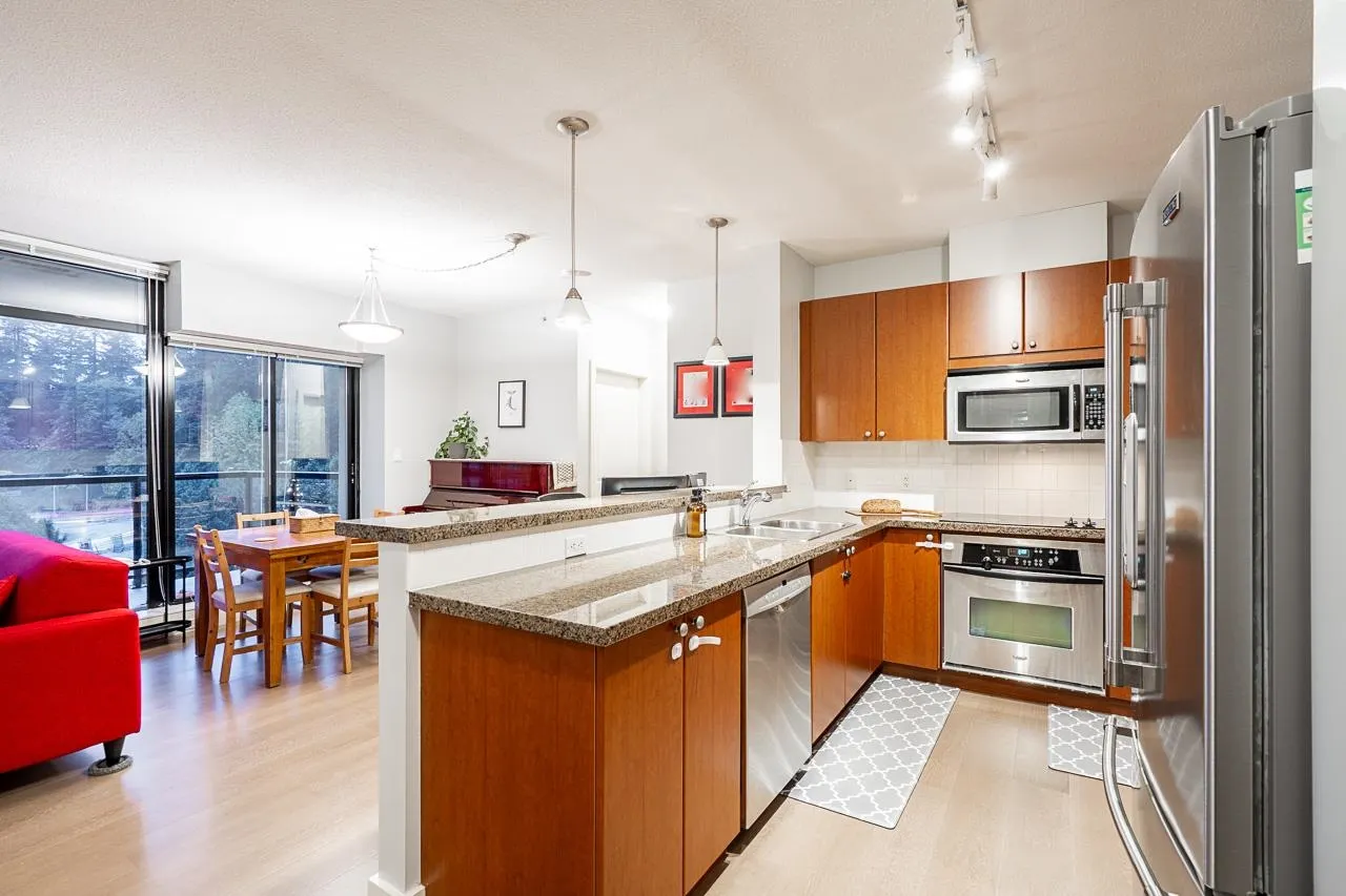 702 15 E Royal Avenue