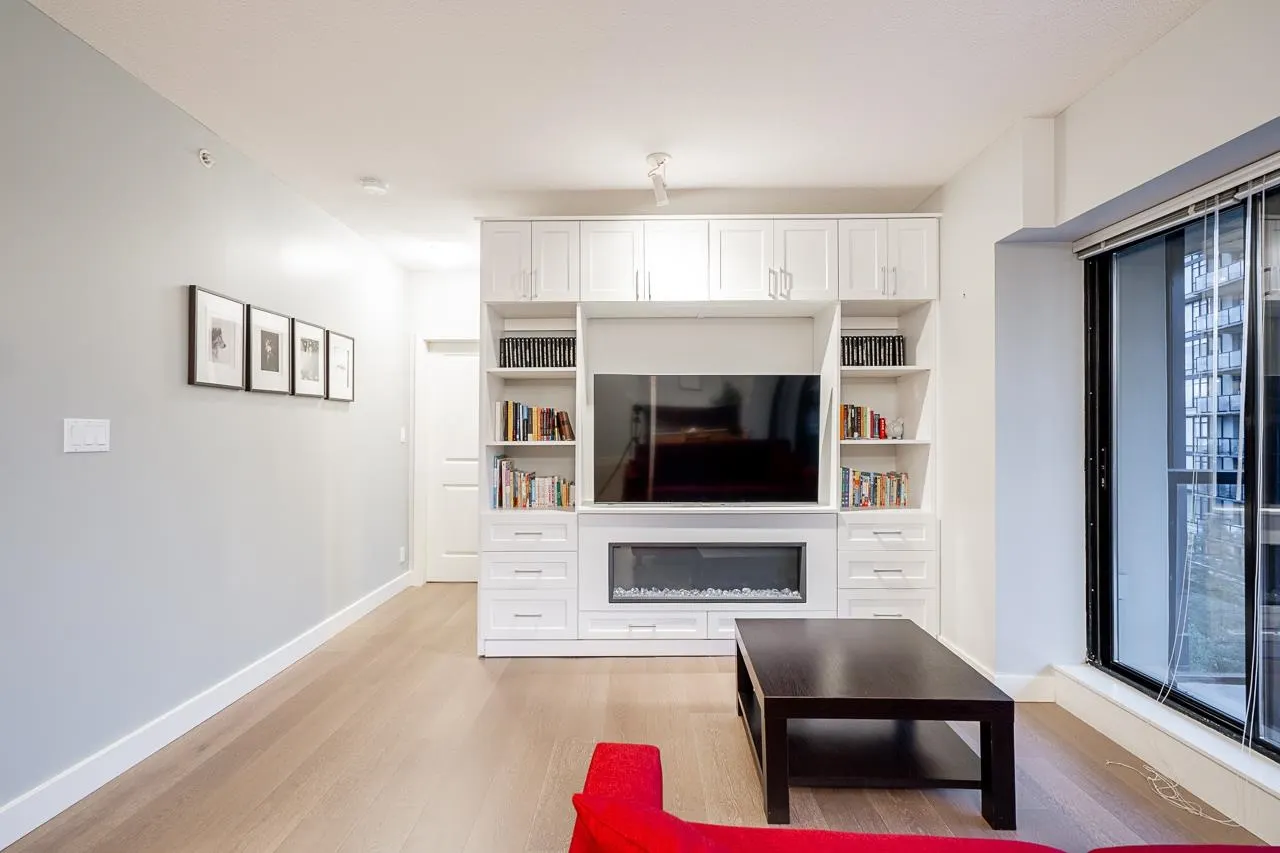 702 15 E Royal Avenue