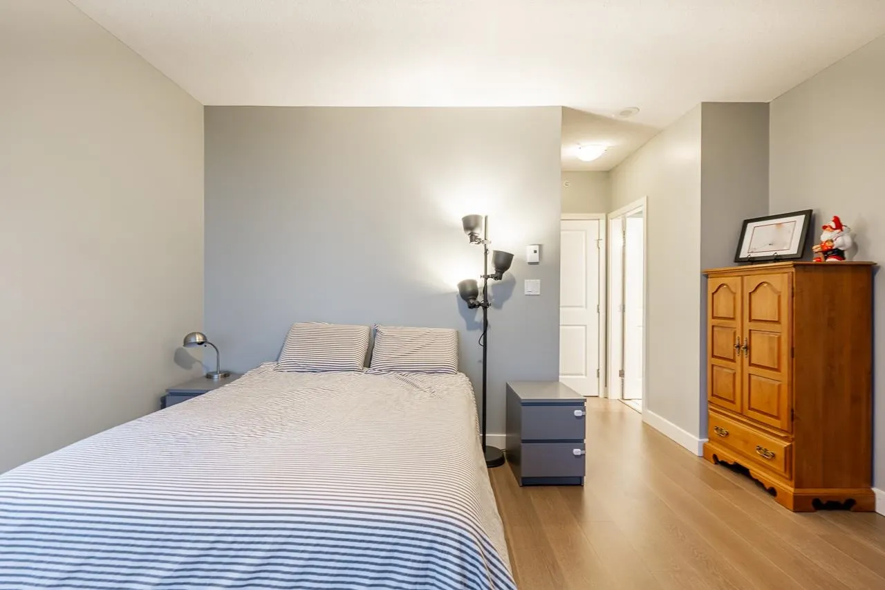 702 15 E Royal Avenue