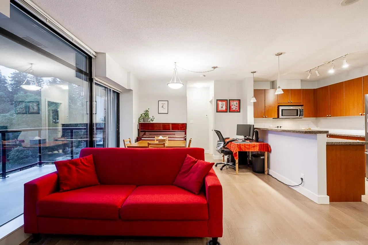 702 15 E Royal Avenue