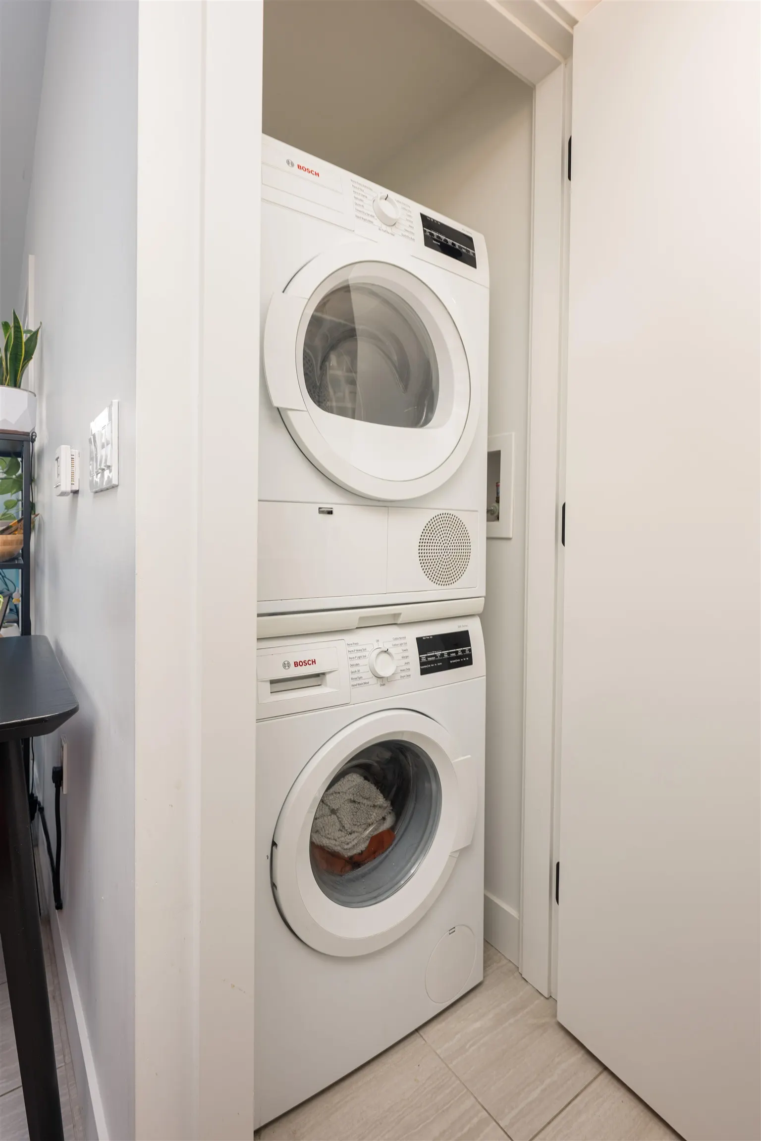 1604 5058 Joyce Street