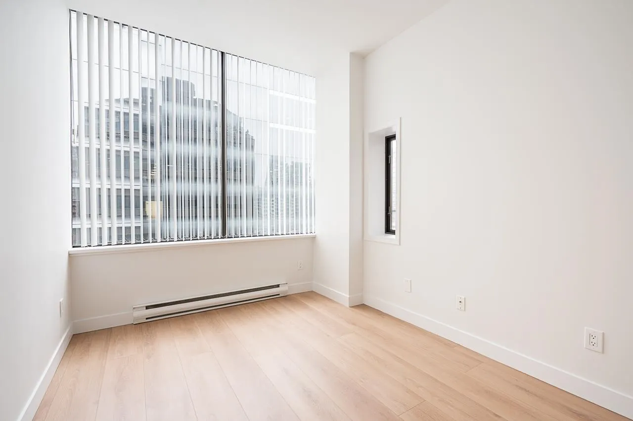 702 1010 Howe Street