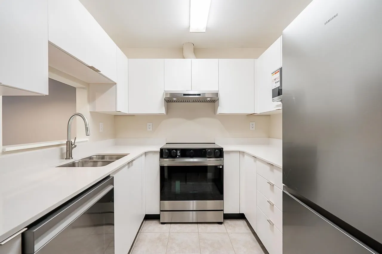 702 1010 Howe Street