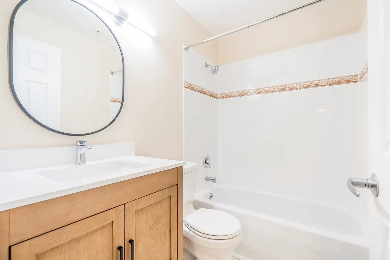 702 1010 Howe Street