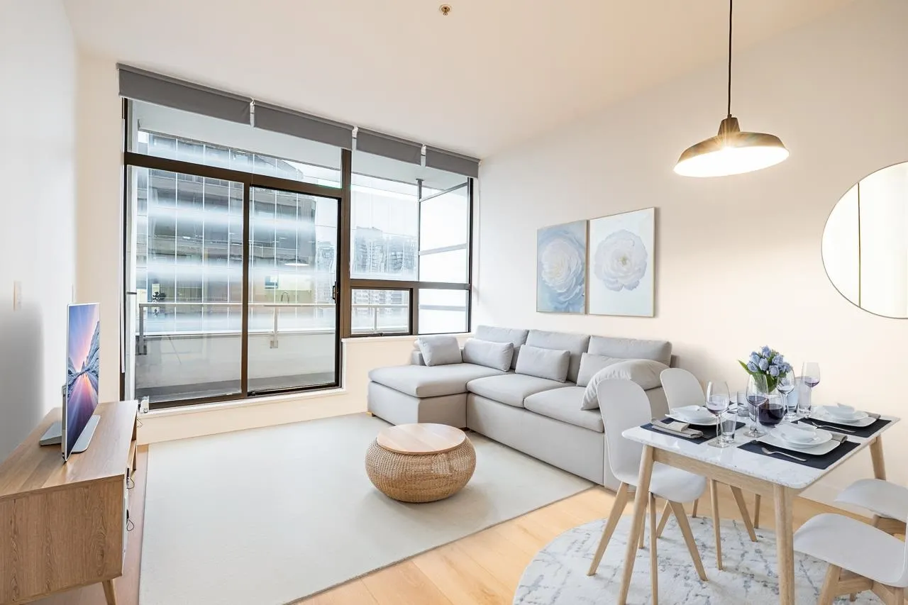 702 1010 Howe Street