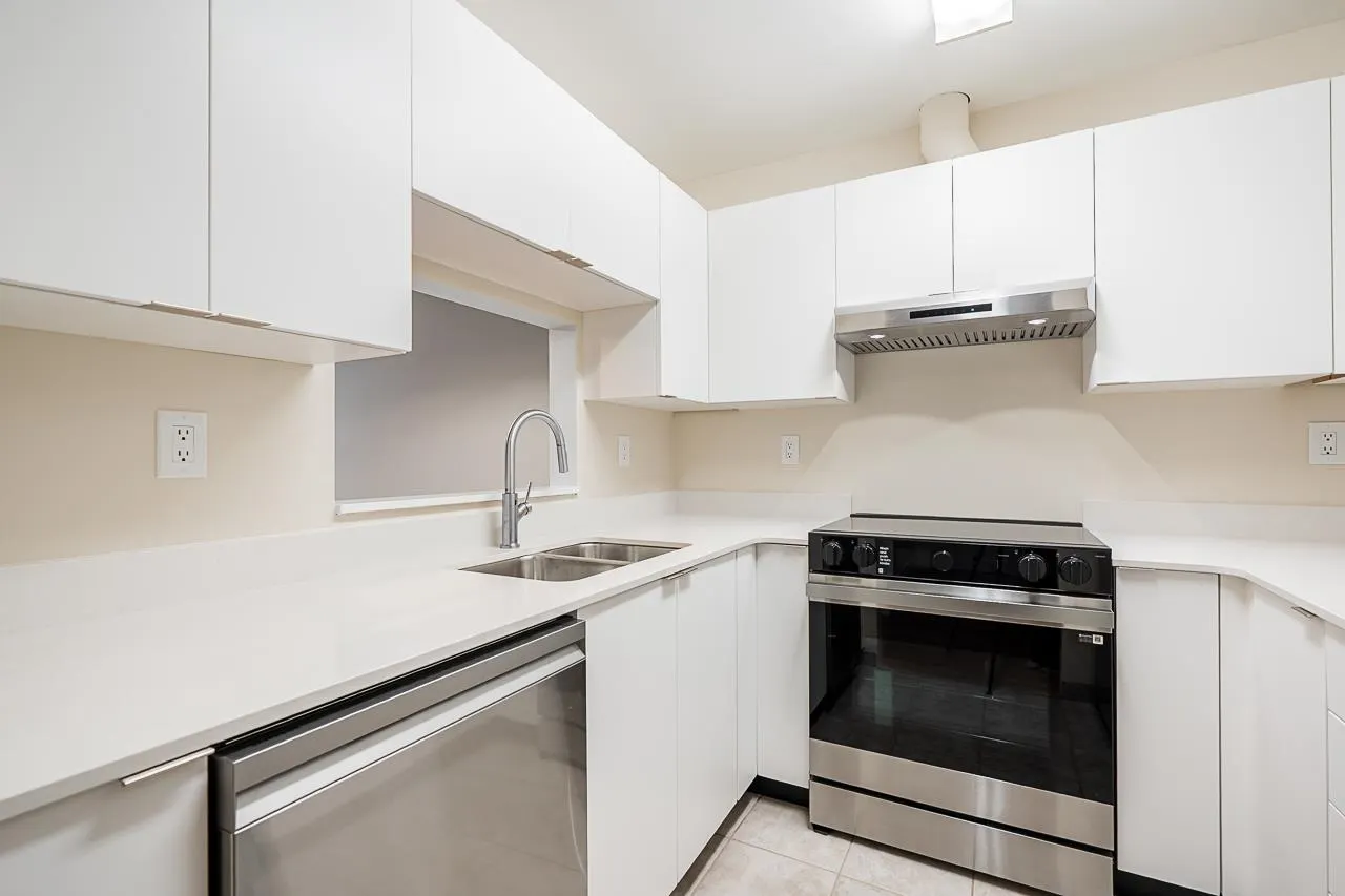 702 1010 Howe Street