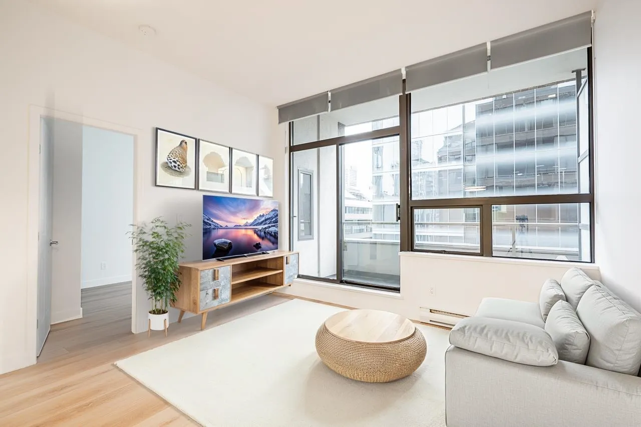 702 1010 Howe Street