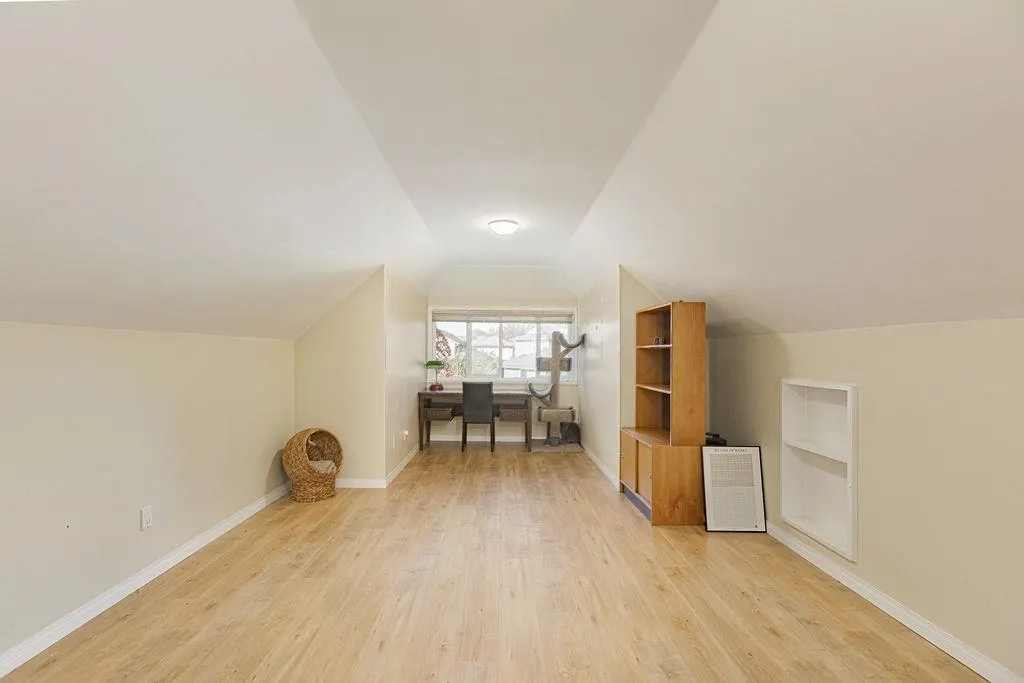 6696 London Drive