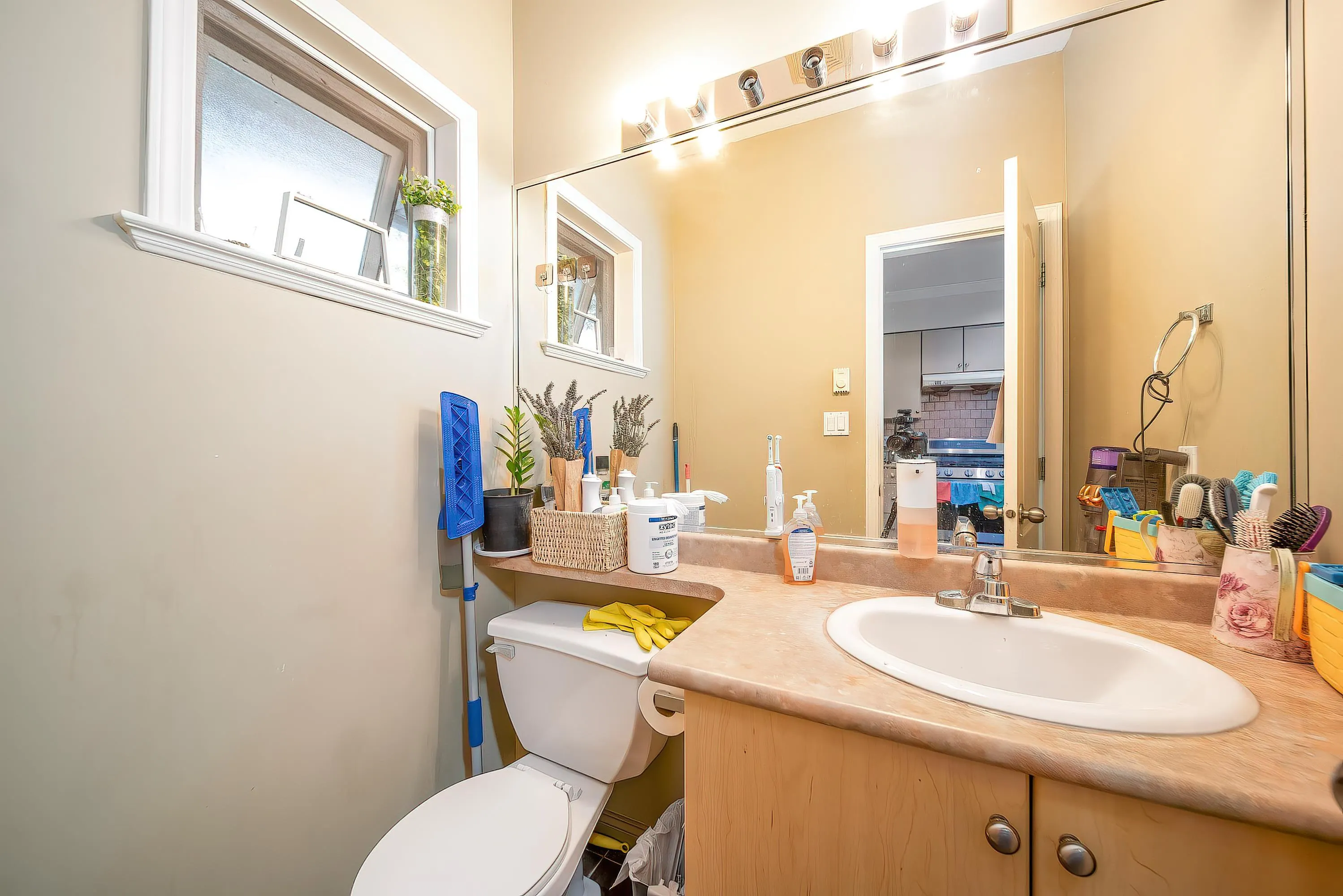 15 9288 Keefer Avenue