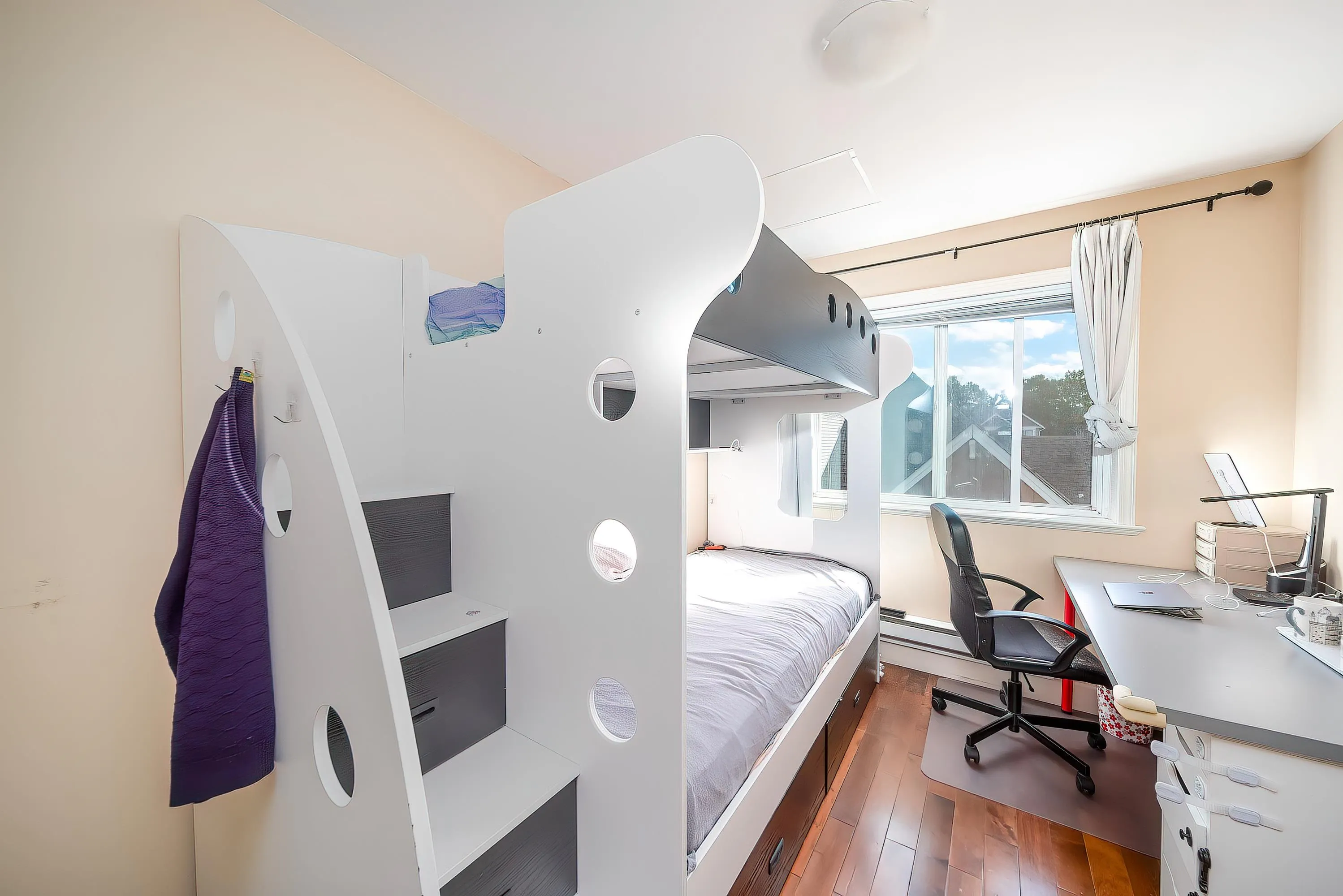 15 9288 Keefer Avenue