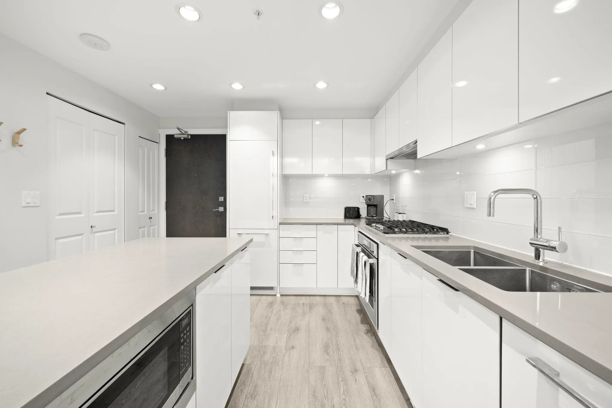 305 2388 Madison Avenue