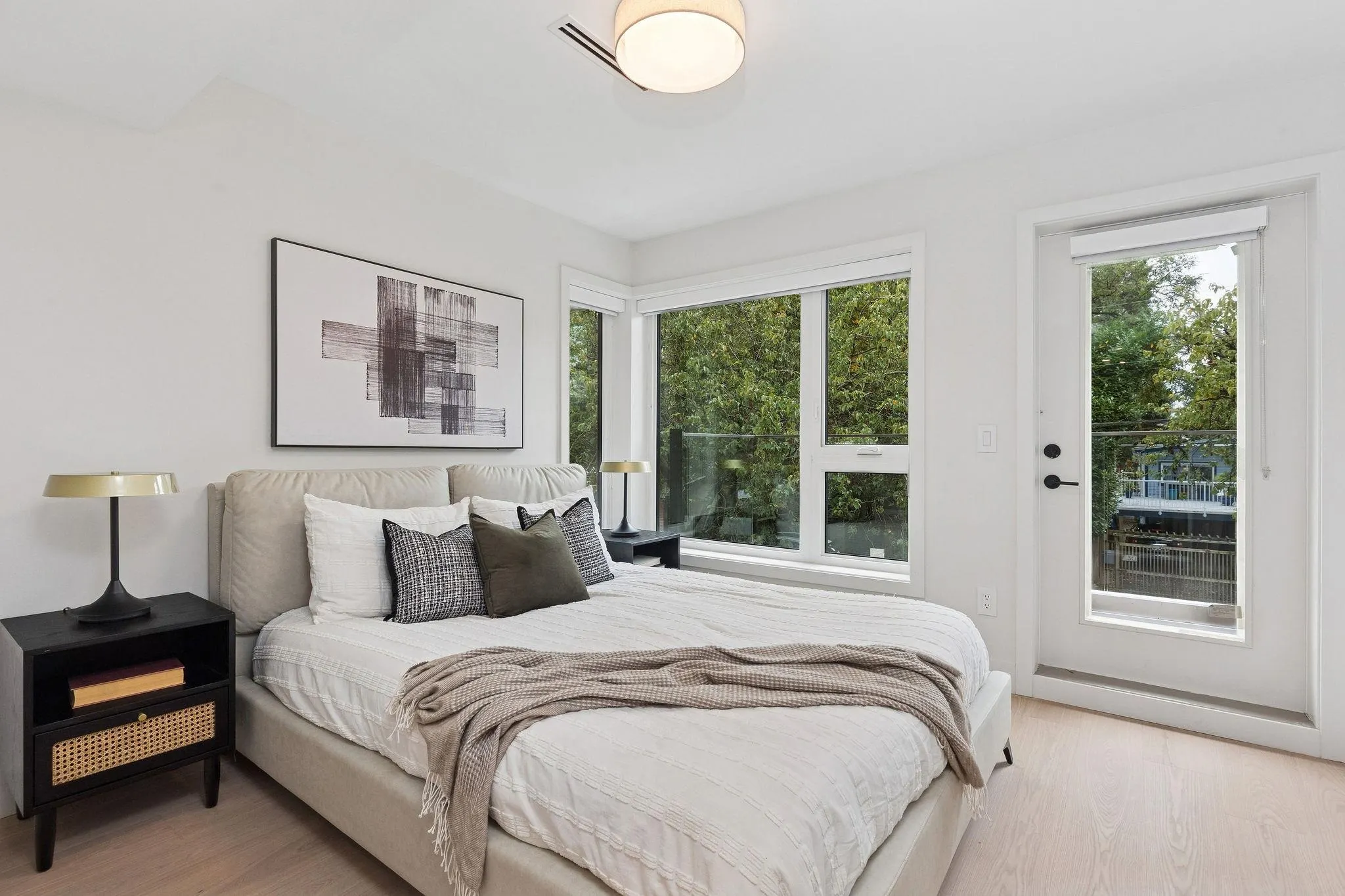 2 7 E 23rd Avenue
