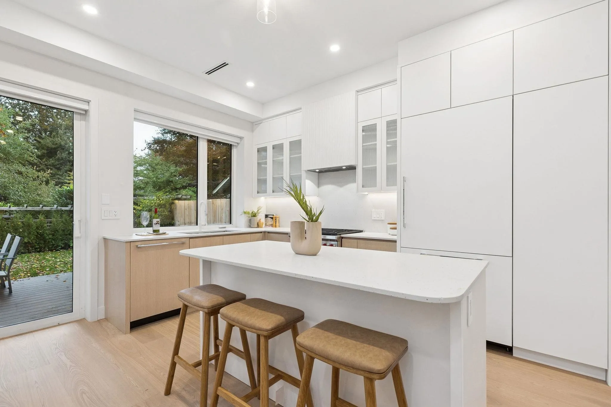 2 7 E 23rd Avenue