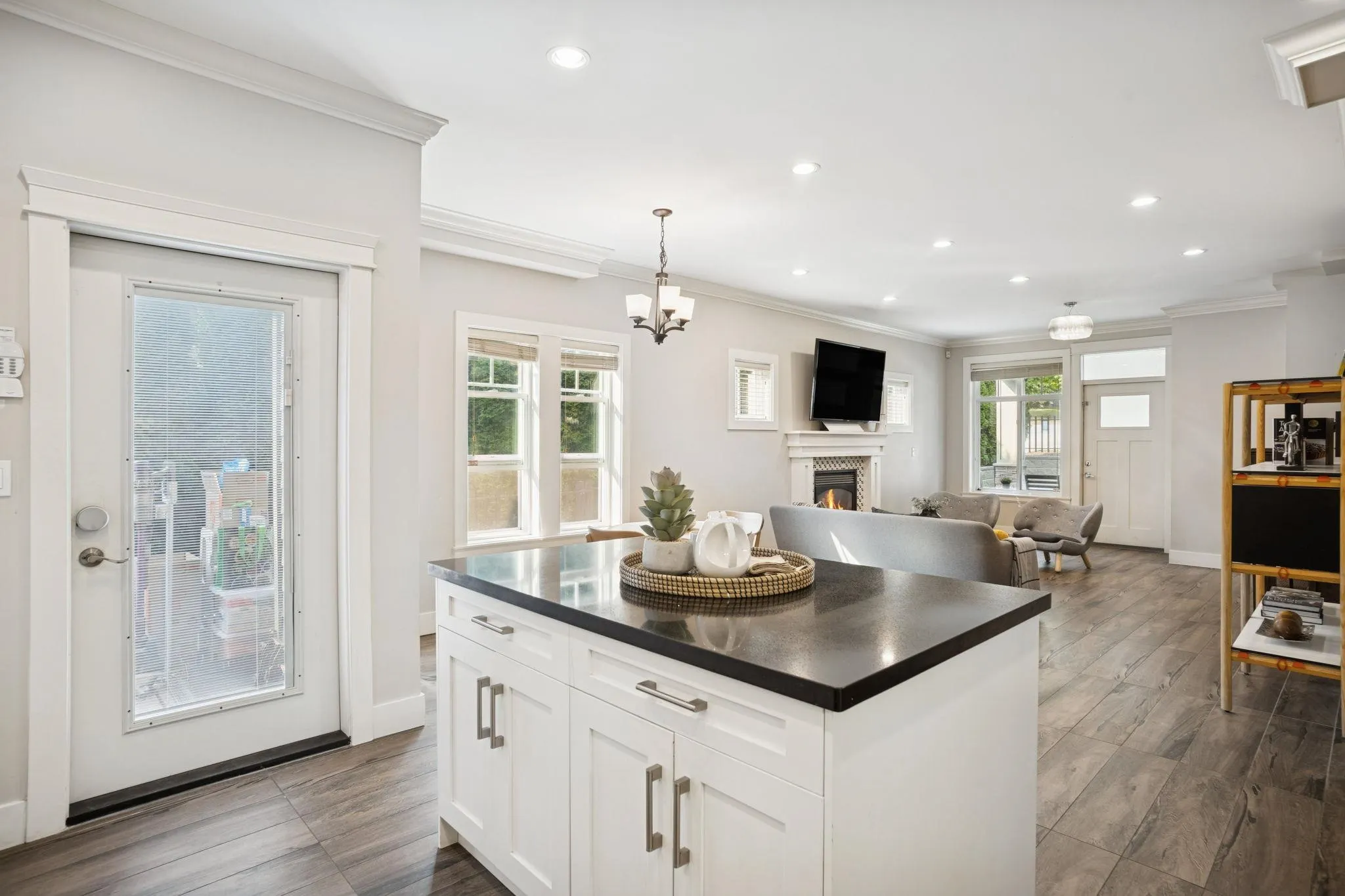 102 910 Delestre Avenue