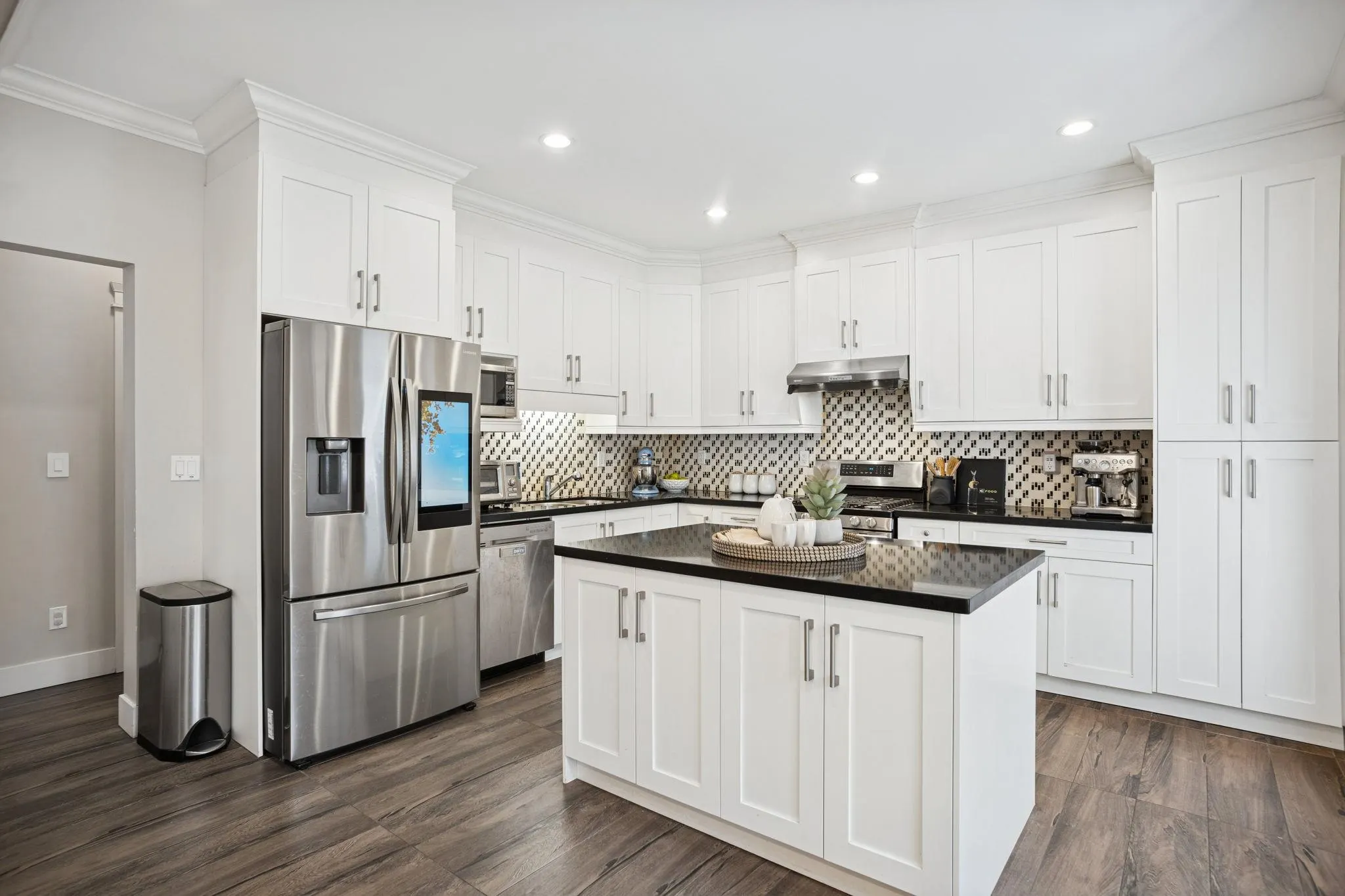 102 910 Delestre Avenue