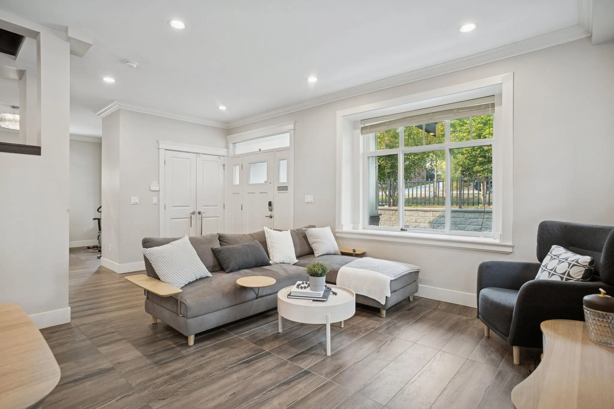 102 910 Delestre Avenue