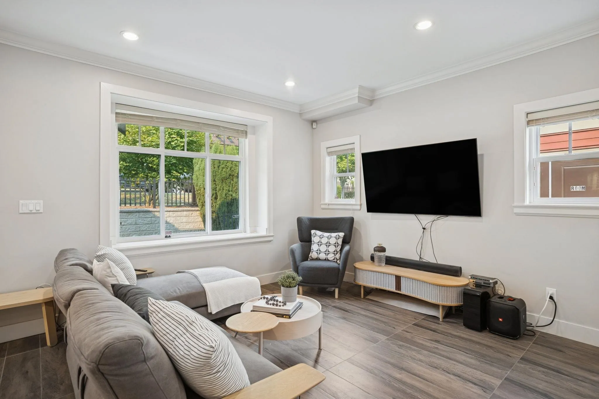 102 910 Delestre Avenue