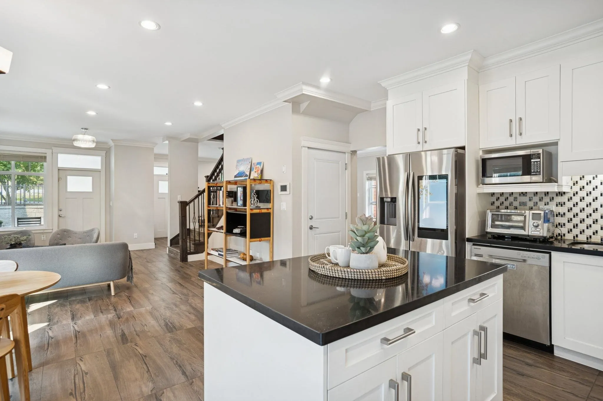 102 910 Delestre Avenue