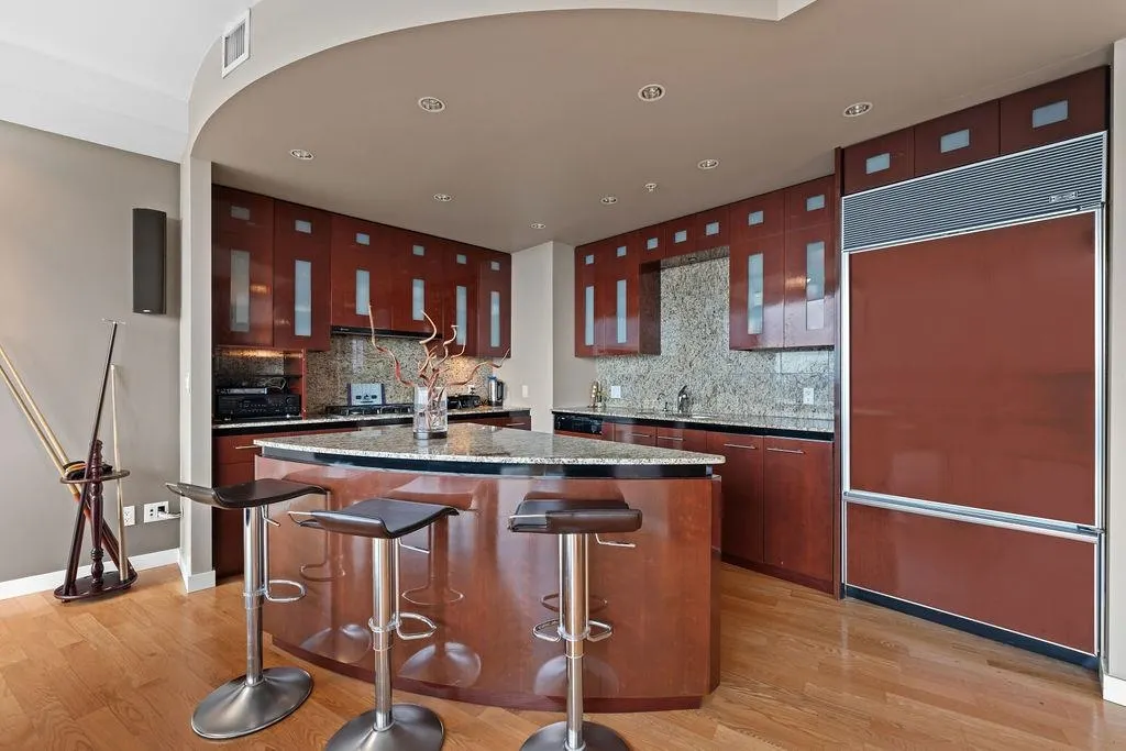 4303 938 Nelson Street