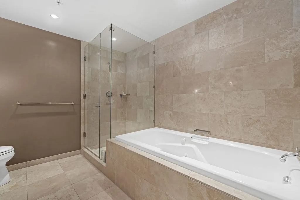 4303 938 Nelson Street