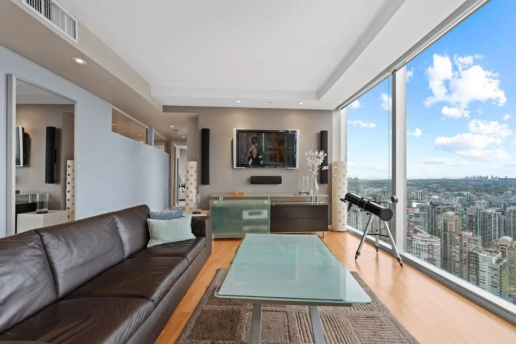 4303 938 Nelson Street