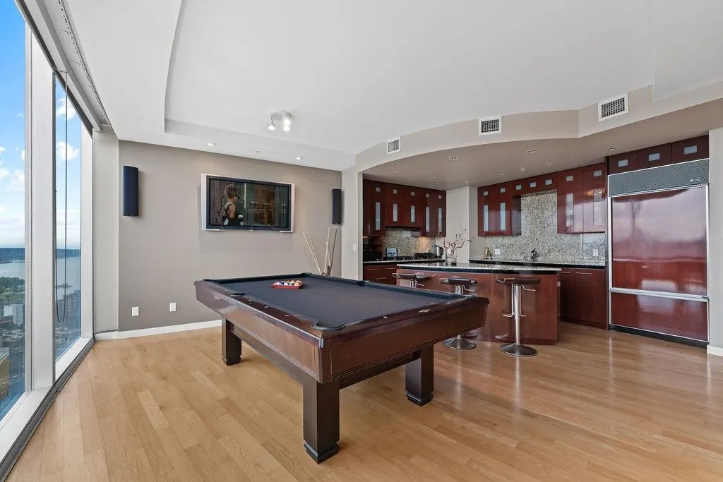 4303 938 Nelson Street