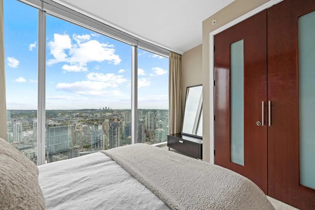 4303 938 Nelson Street