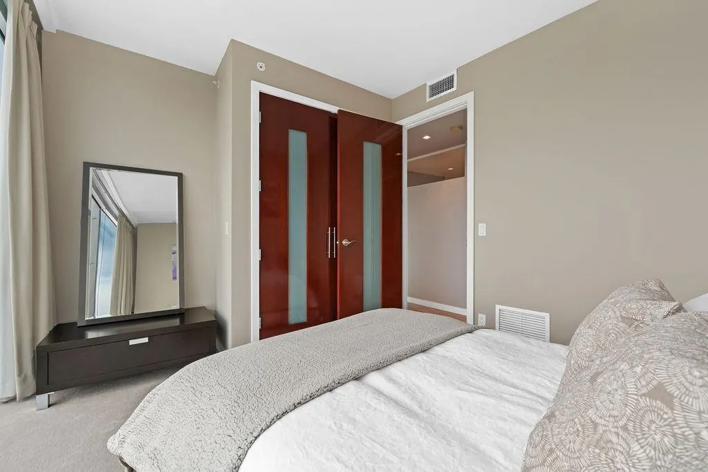 4303 938 Nelson Street