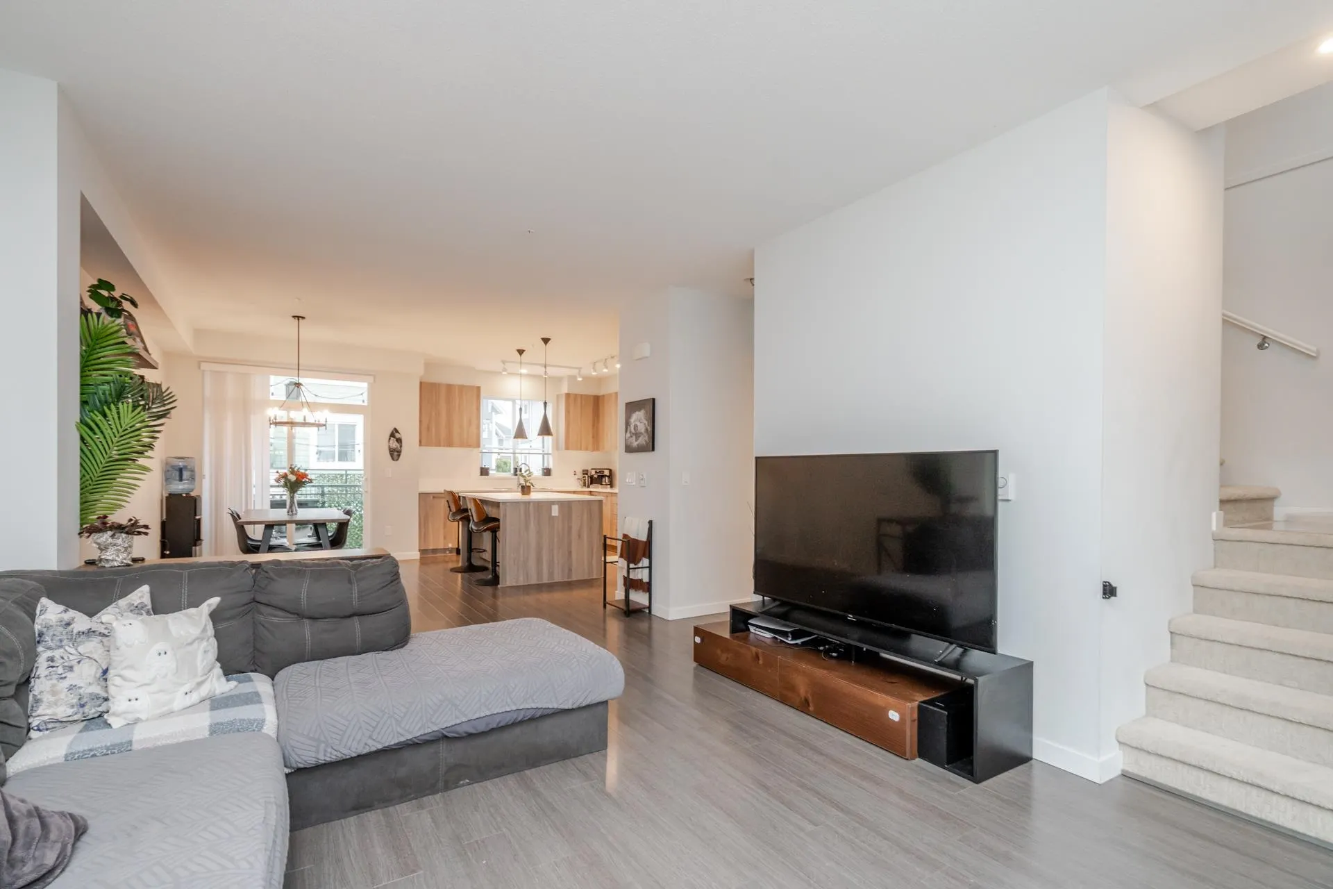 84 8335 Nelson Street