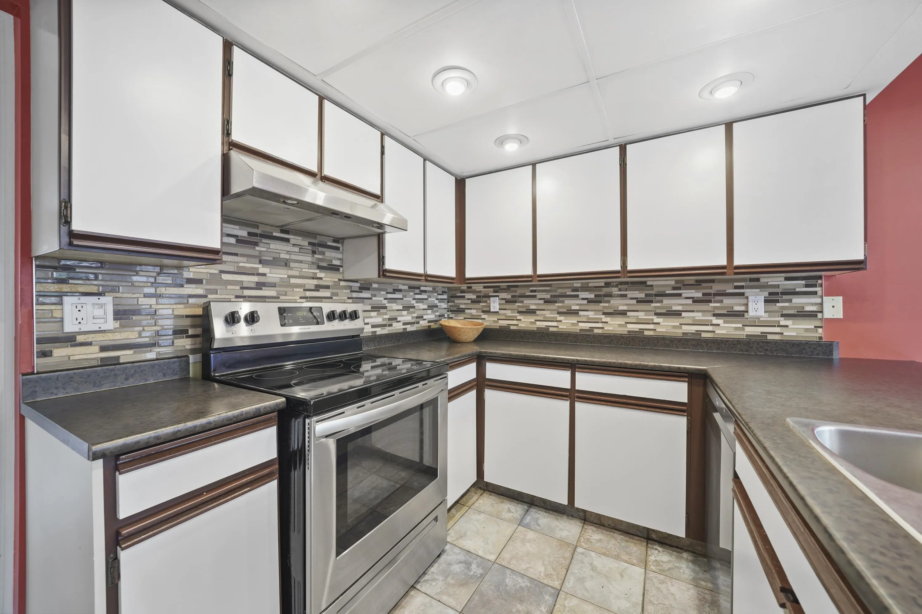 60 1195 Falcon Drive