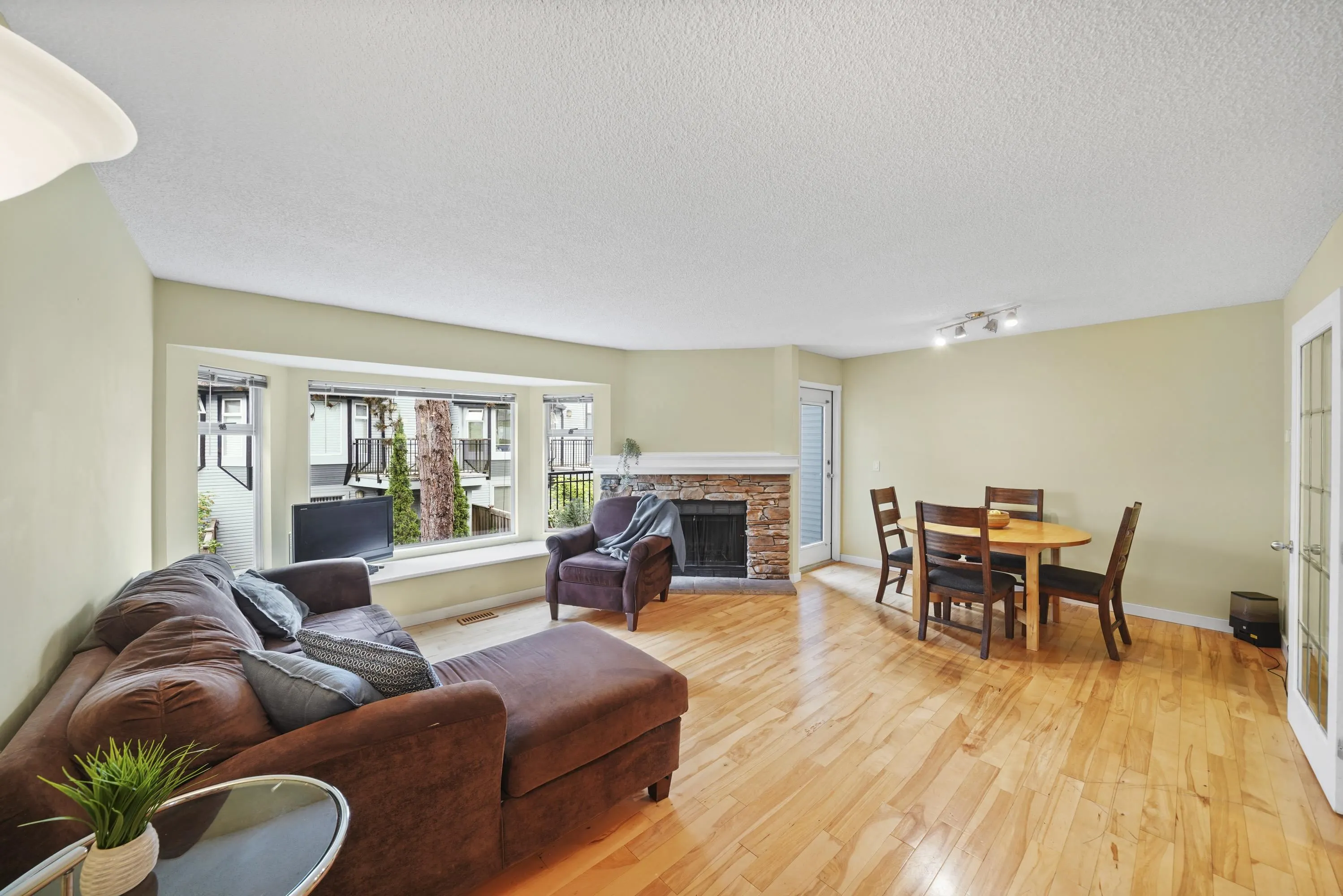 60 1195 Falcon Drive