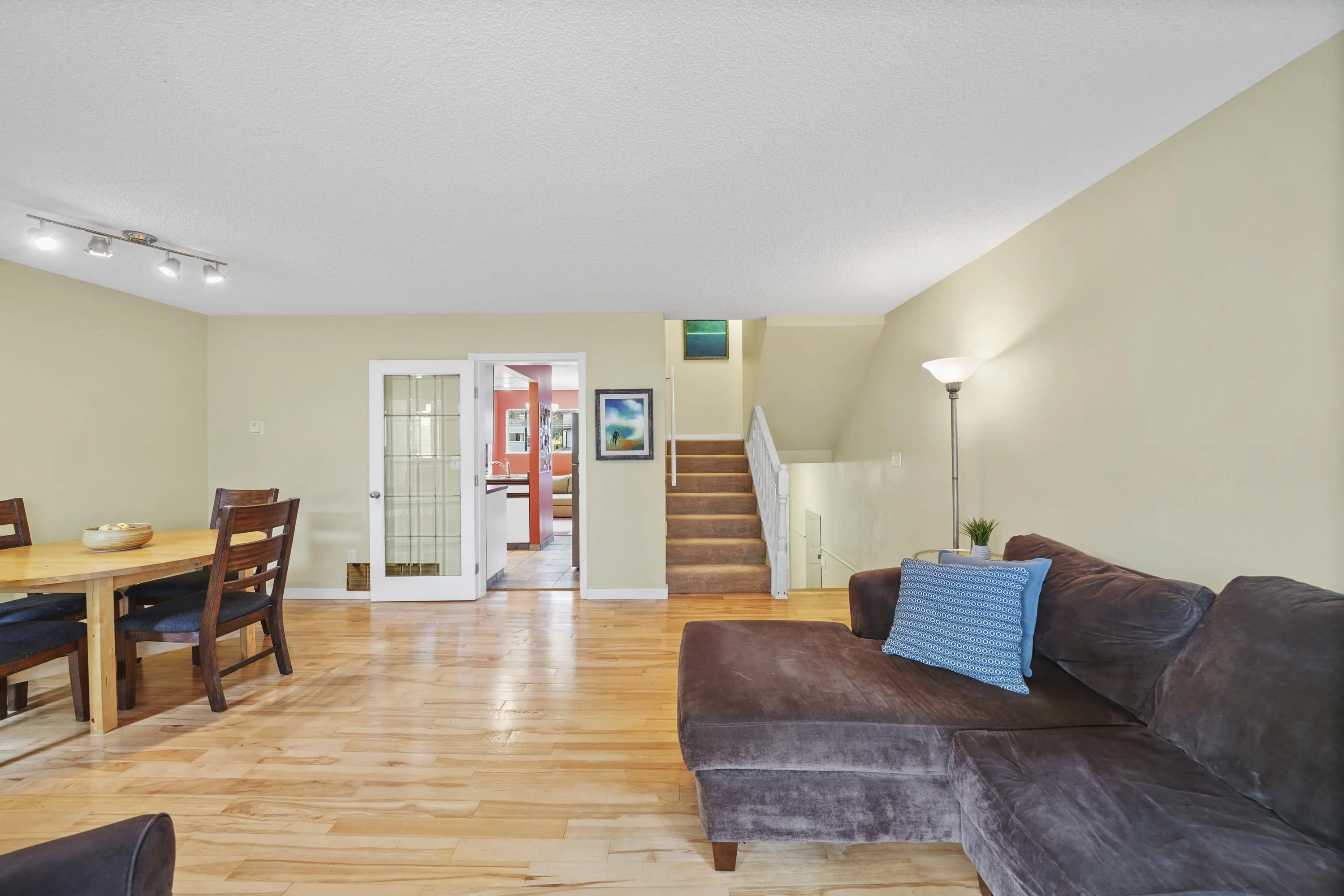 60 1195 Falcon Drive