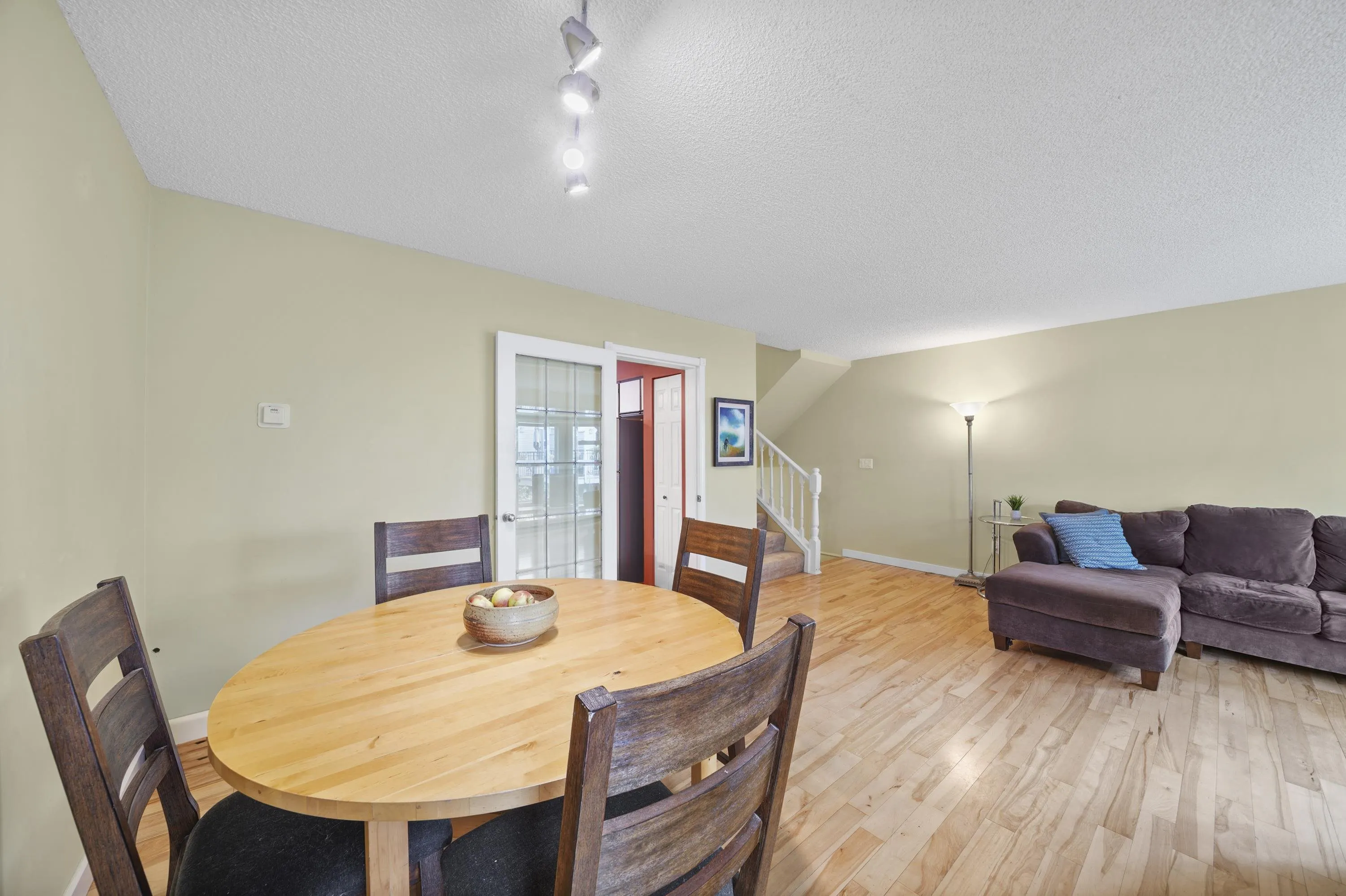 60 1195 Falcon Drive