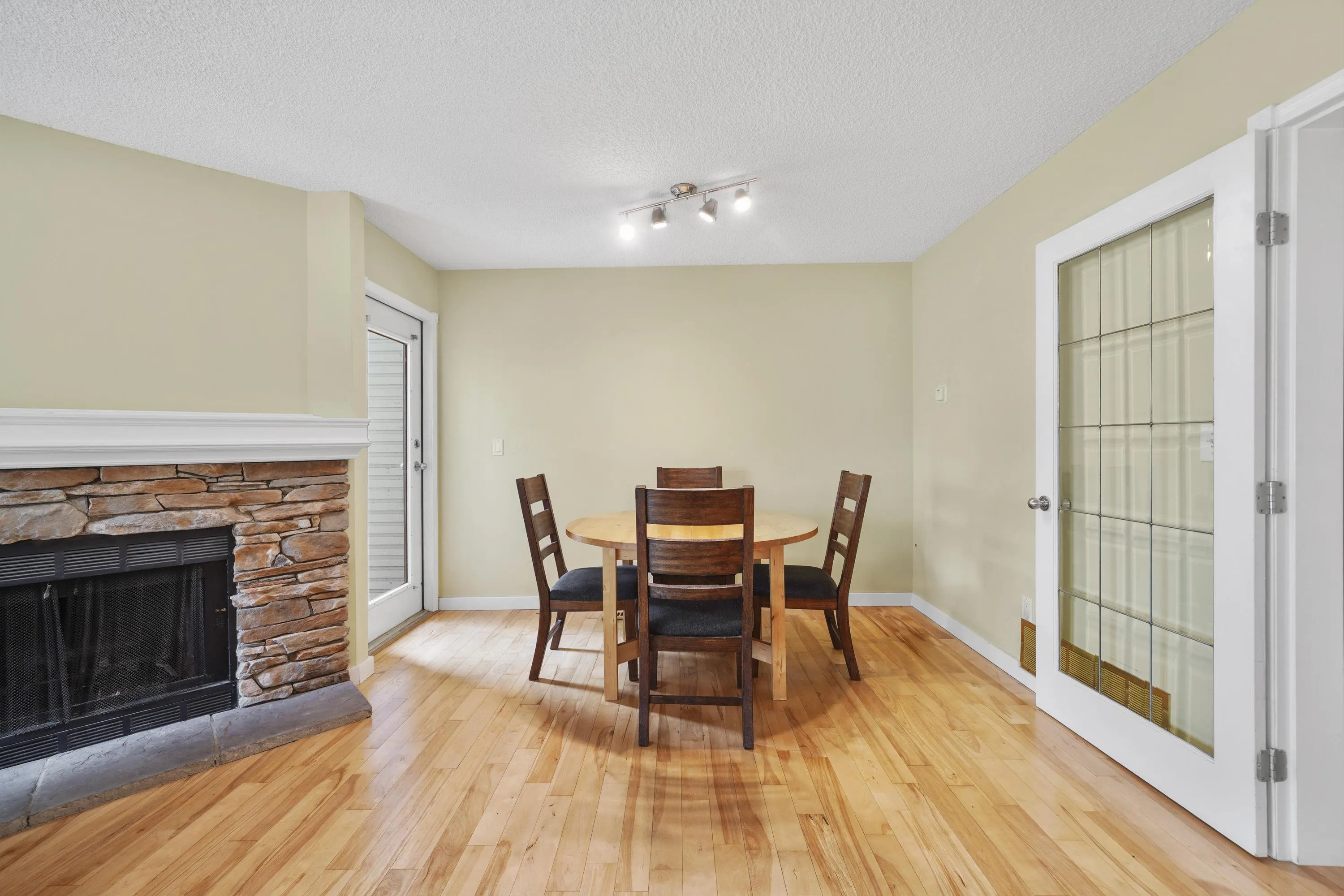 60 1195 Falcon Drive