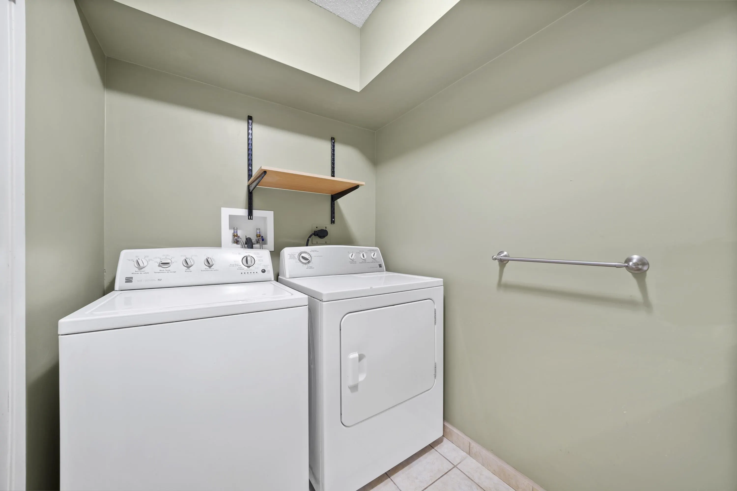 60 1195 Falcon Drive