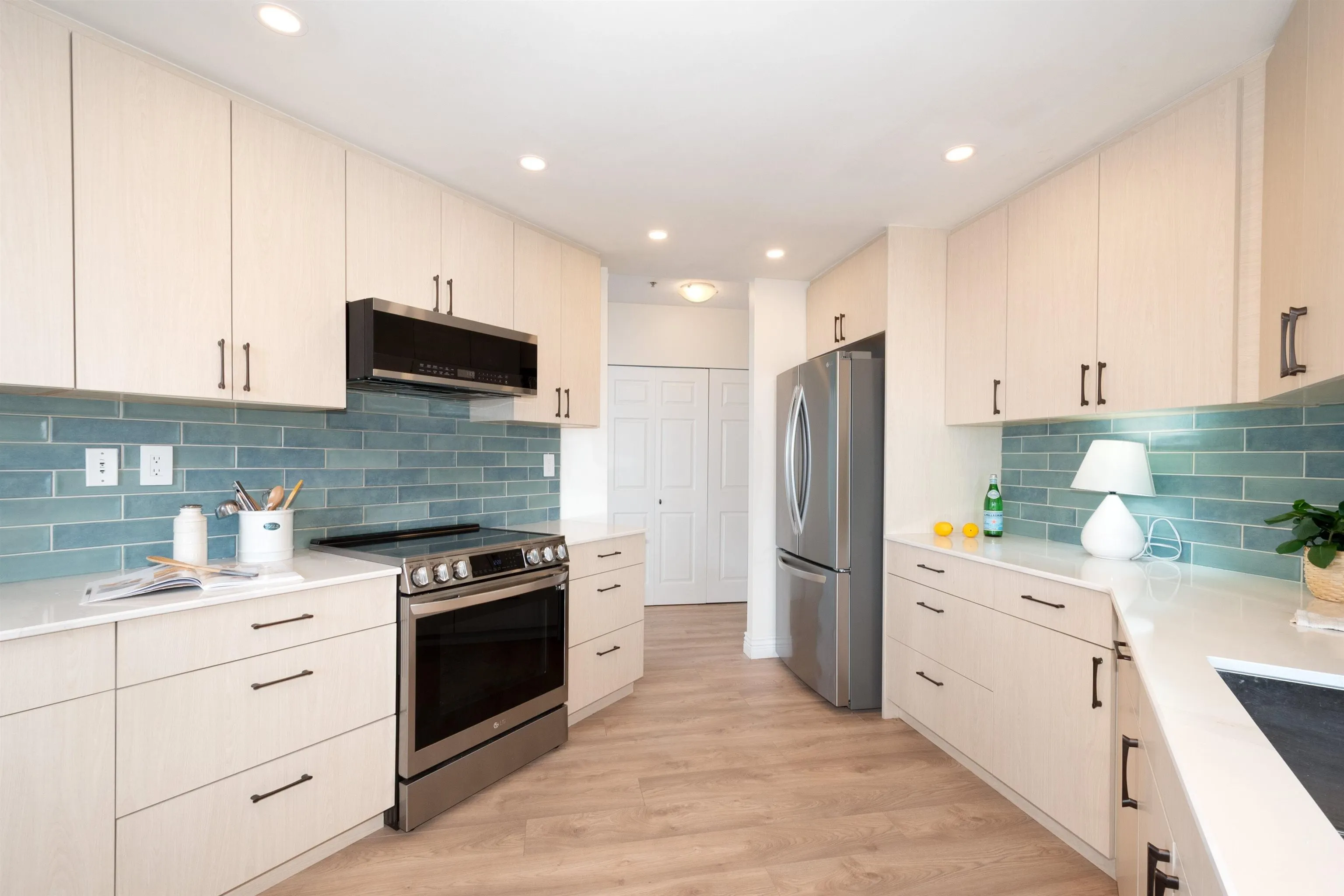 1203 728 Farrow Street