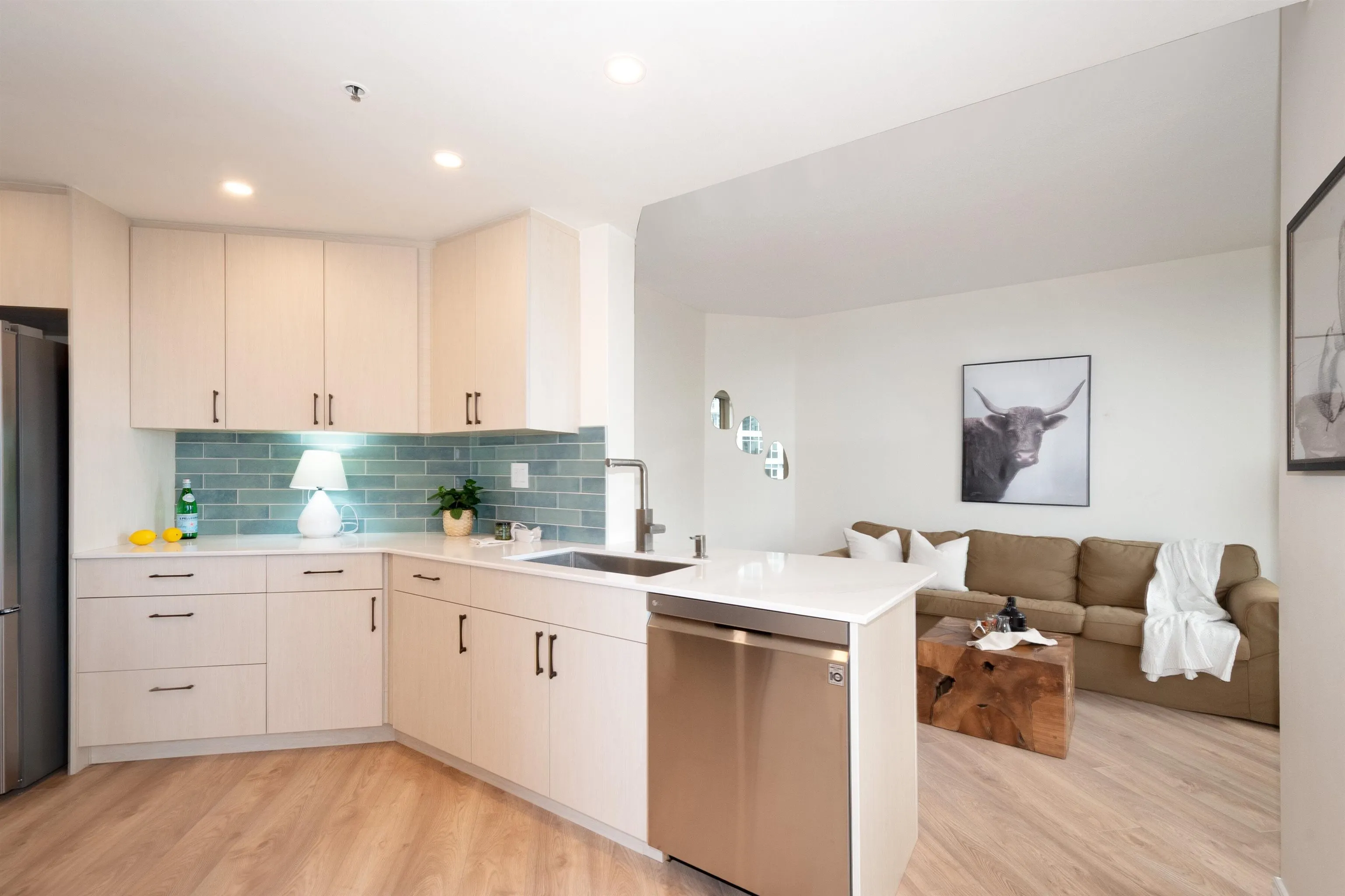 1203 728 Farrow Street