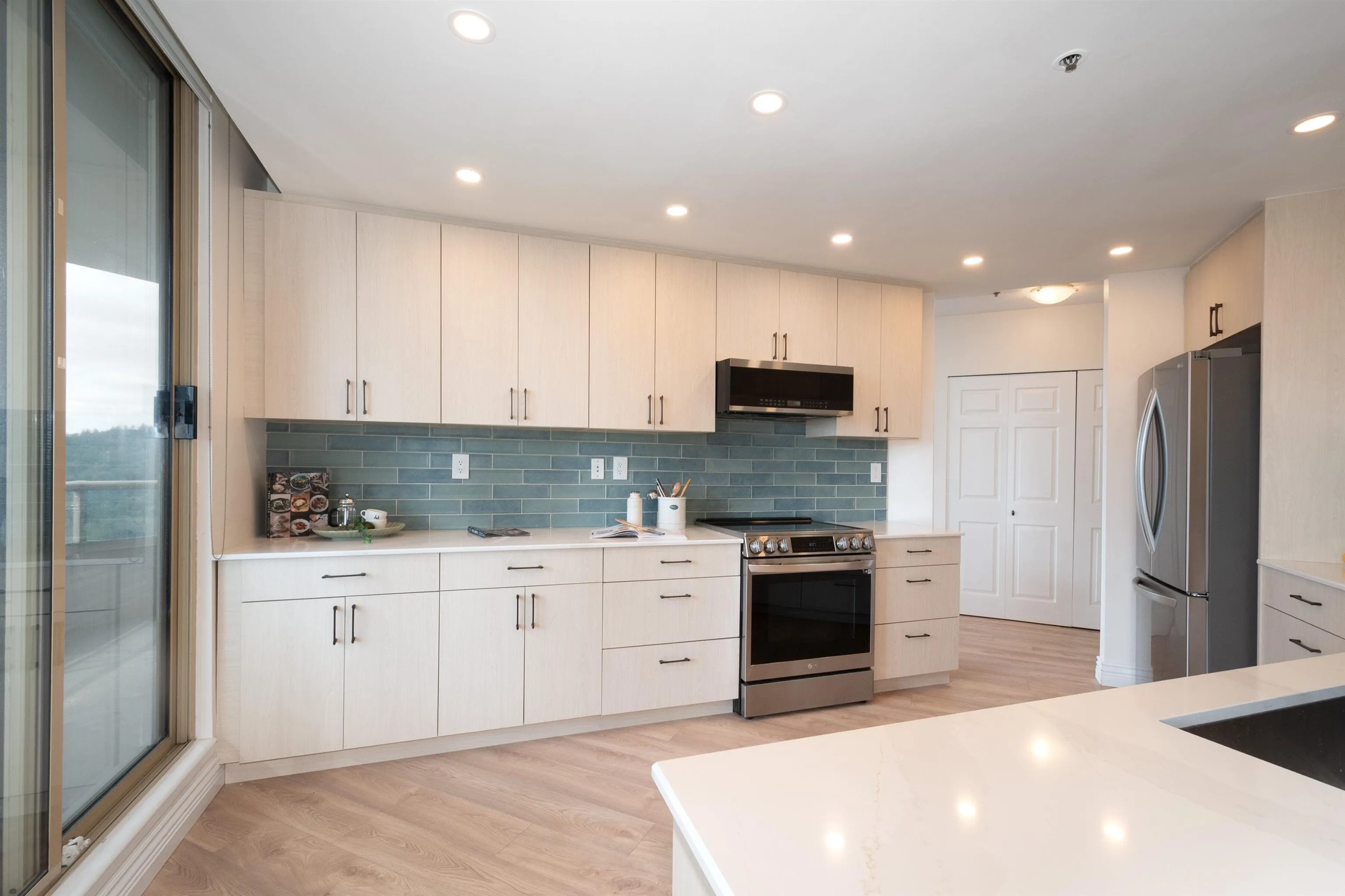 1203 728 Farrow Street