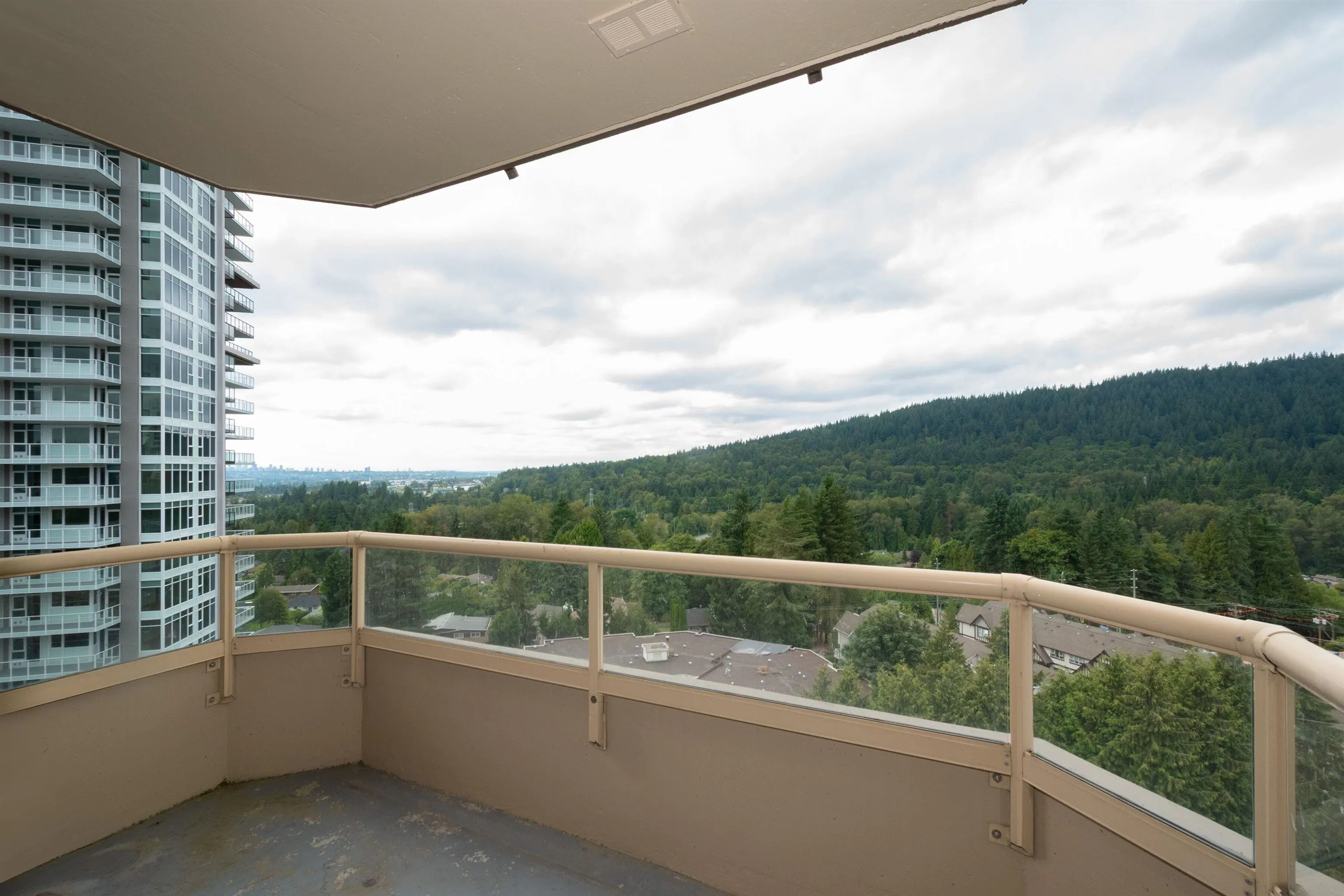 1203 728 Farrow Street