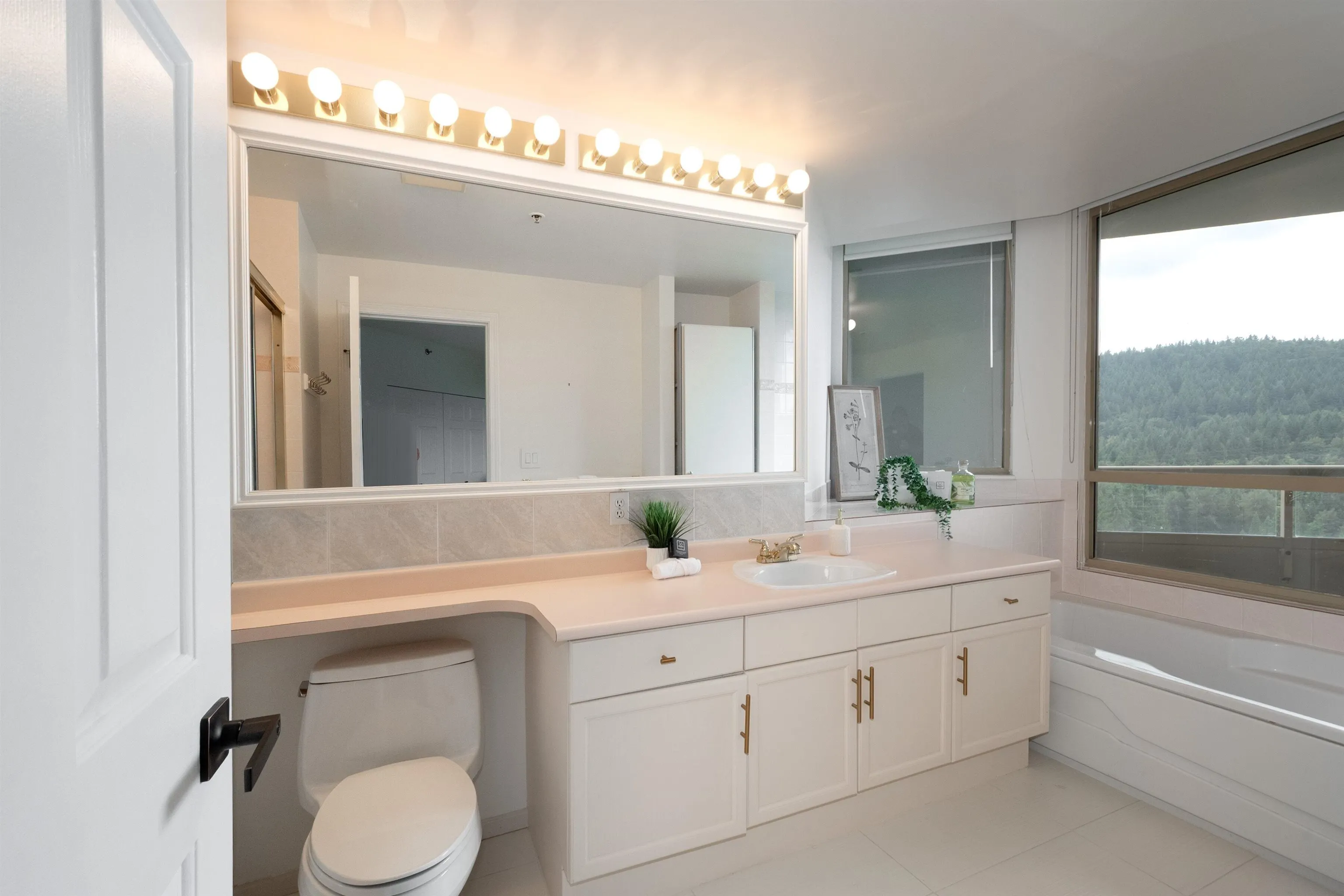 1203 728 Farrow Street