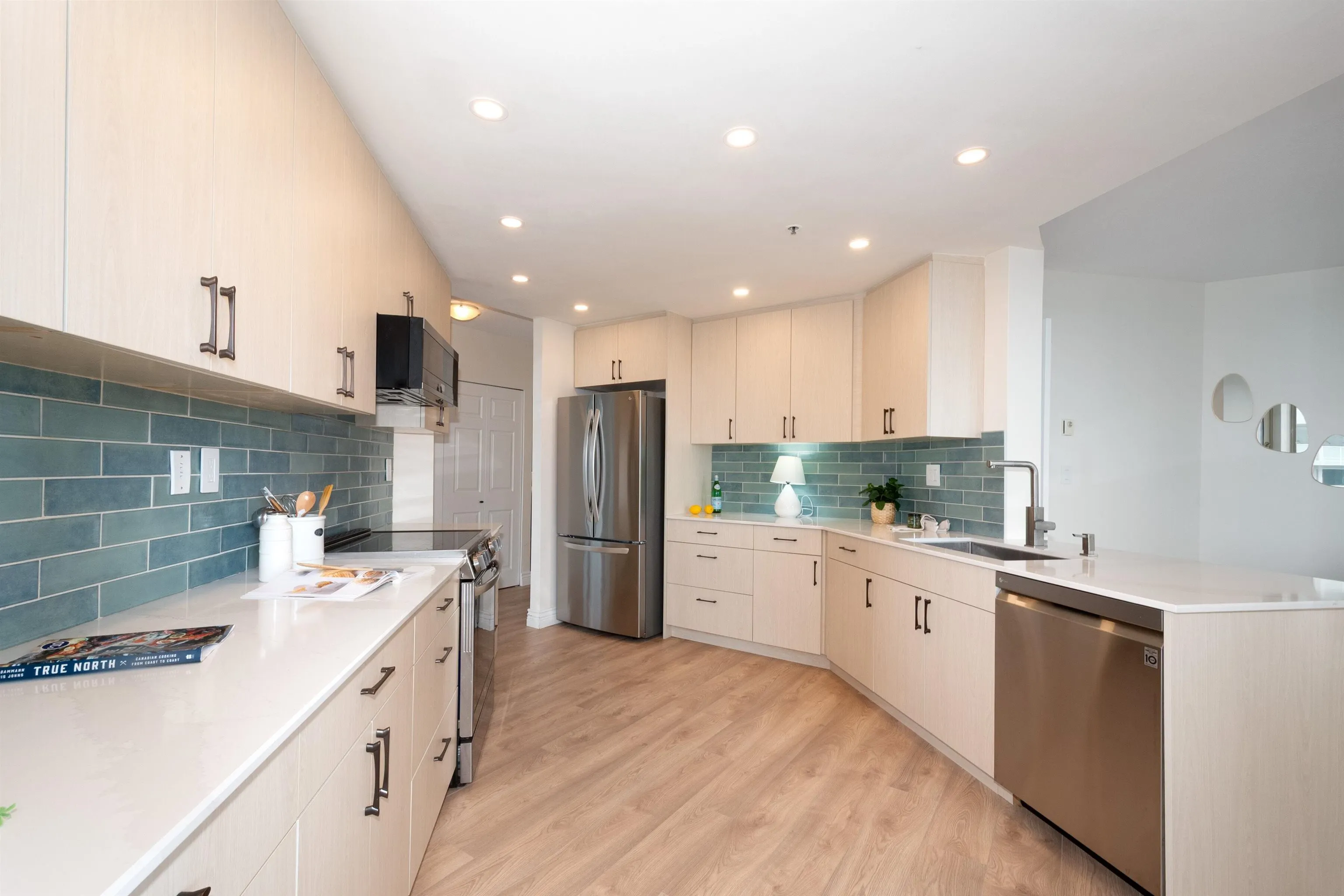 1203 728 Farrow Street