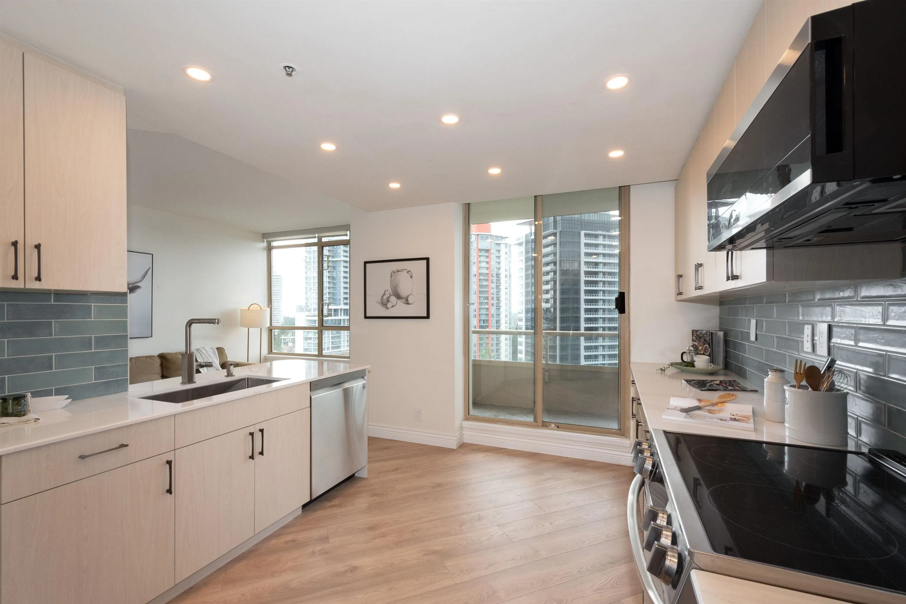 1203 728 Farrow Street